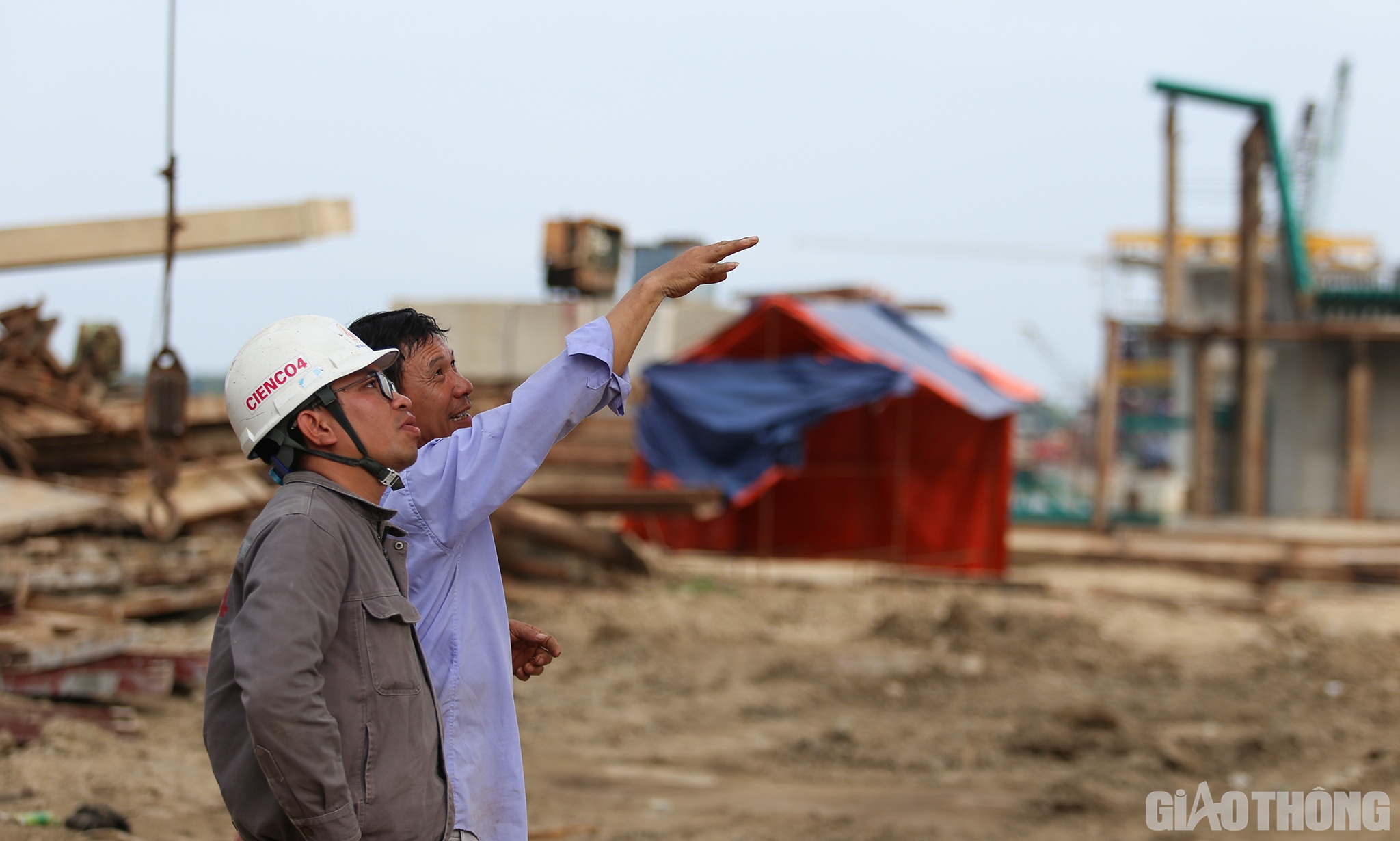 Kỹ sư Nguyễn Quang Trung (&aacute;o tối m&agrave;u), của Tập đo&agrave;n Cienco 4 th&ocirc;ng tin: Cầu Hưng Đức, Cienco 4 thi c&ocirc;ng 9 nhịp tr&ecirc;n bờ, 3 nhịp đ&uacute;c hẫng vượt đ&ecirc; v&agrave; 1 nhịp đ&uacute;c hẫng vượt s&ocirc;ng. Hiện tr&ecirc;n c&ocirc;ng trường c&oacute; đến 60 c&ocirc;ng nh&acirc;n, được chia l&agrave;m 3 tổ đ&uacute;c hẫng, 2 tổ thi c&ocirc;ng x&agrave; mũ v&agrave; 1 tổ thi c&ocirc;ng dầm. Dự kiến cuối năm nay sẽ hợp long hết cầu đ&uacute;c hẫng, chuyển sang l&agrave;m lan can v&agrave; thảm mặt cầu&hellip;