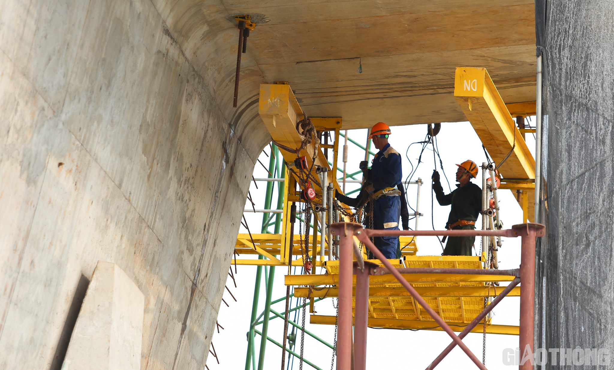 Ri&ecirc;ng cầu Hưng Đức, C&ocirc;ng ty TNHH Ho&agrave; Hiệp quyết t&acirc;m vượt tiến độ trước 3 th&aacute;ng.