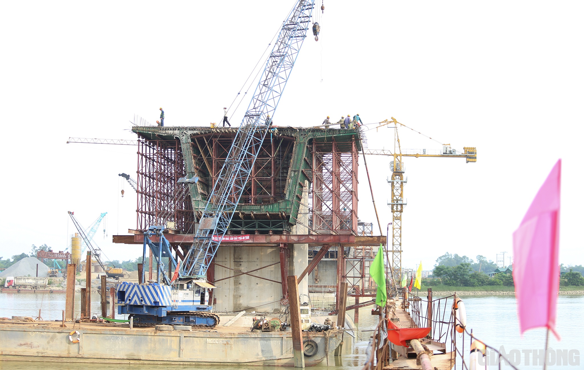 B&ecirc;n cạnh những kết quả đạt được, đến nay dự &aacute;n c&ograve;n vướng mặt bằng, chủ yếu c&aacute;c điểm cục bộ khu vực huyện Hưng Nguy&ecirc;n; 4 vị tr&iacute; đường điện (1 cao thế 110KV, v&agrave; 3 hạ thế, trung thế) chưa được giải ph&oacute;ng, di dời.