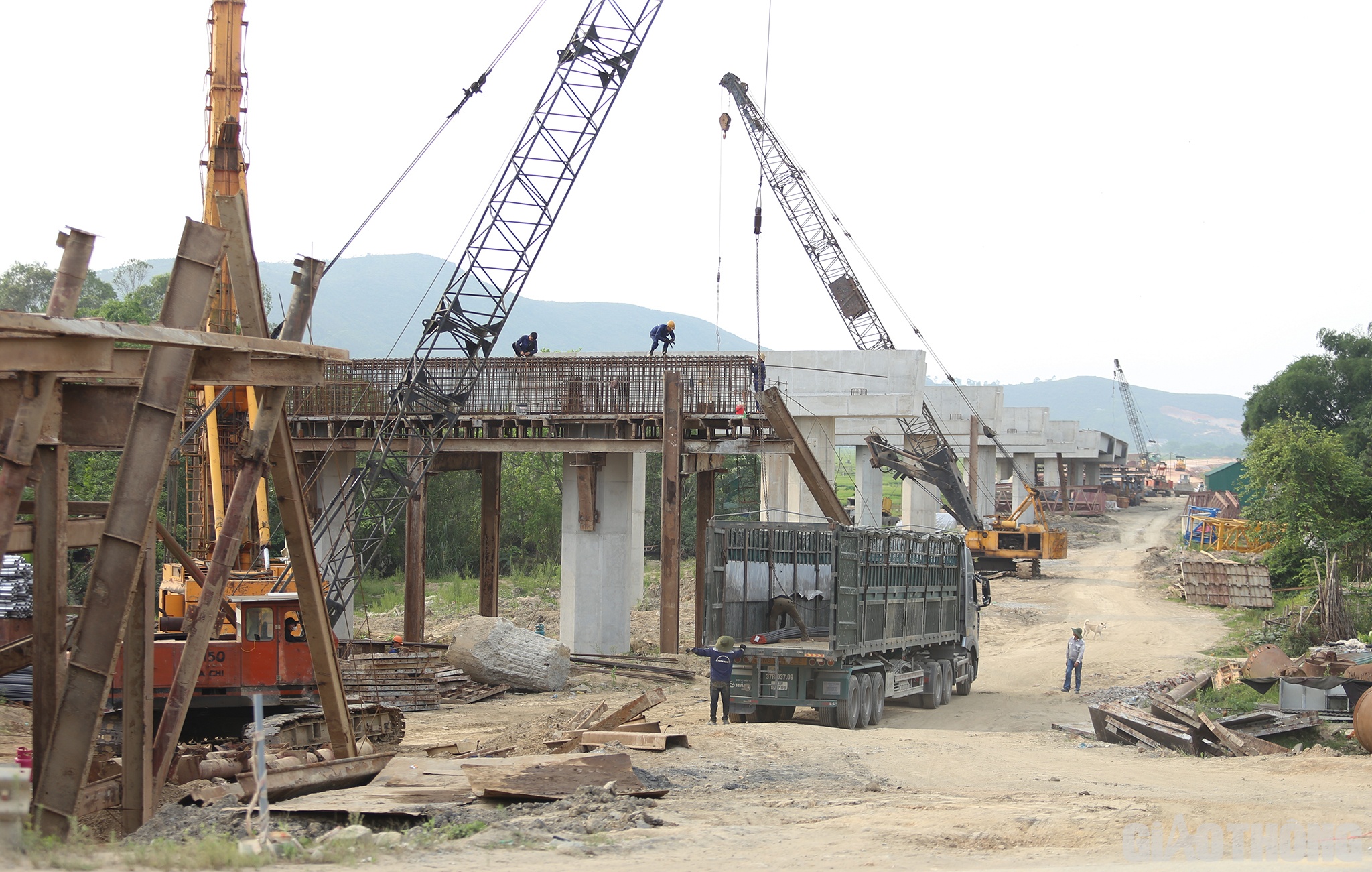 Theo B&aacute;o c&aacute;o của C&ocirc;ng ty CP Đầu tư Ph&uacute;c Th&agrave;nh Hưng (doanh nghiệp dự &aacute;n), đến ng&agrave;y 28/4/2023, c&aacute;c đơn vị thi c&ocirc;ng đ&atilde; huy động 119 mũi thi c&ocirc;ng với 615 m&aacute;y m&oacute;c, thiết bị v&agrave; 1.443 c&aacute;n bộ, kỹ sư, c&ocirc;ng nh&acirc;n. Luỹ kế sản lượng đến nay đạt 2.994,6/3.115,1 tỷ đồng, đạt 34,8% hợp đồng.