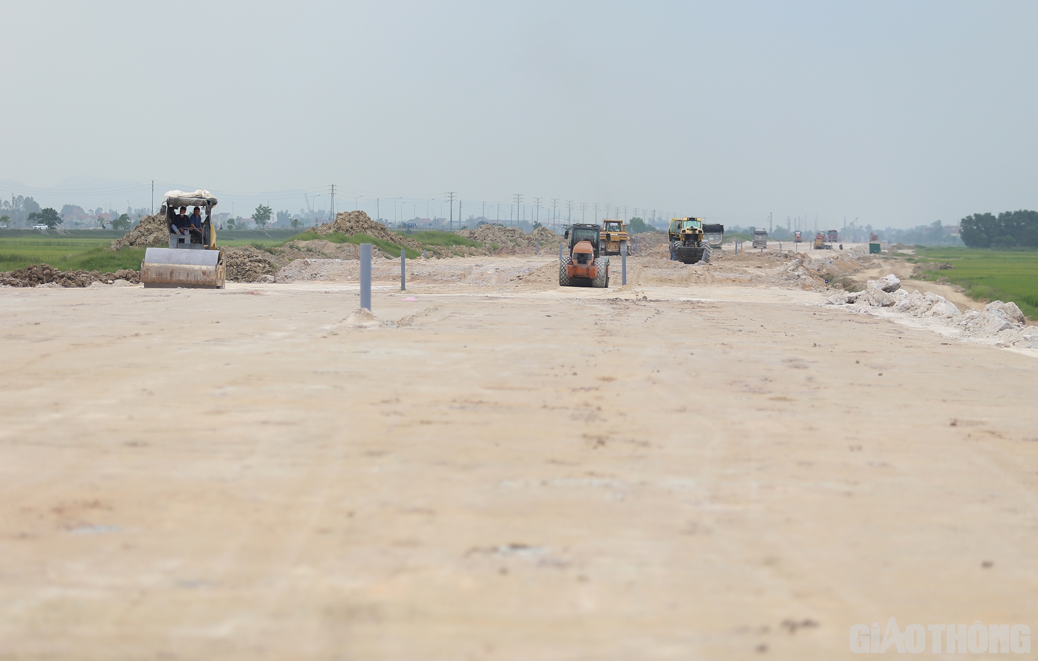 C&aacute;ch đ&oacute; kh&ocirc;ng xa, tr&ecirc;n c&ocirc;ng trường thi c&ocirc;ng Cao tốc Diễn Ch&acirc;u - B&atilde;i Vọt, đoạn qua x&atilde; Hưng T&acirc;y, huyện Hưng Nguy&ecirc;n (Nghệ An), c&aacute;c c&aacute;n bộ, kỹ sư, c&ocirc;ng nh&acirc;n của C&ocirc;ng ty TNHH Ho&agrave; Hiệp vẫn b&aacute;m c&ocirc;ng trường, miệt m&agrave;i thi c&ocirc;ng.