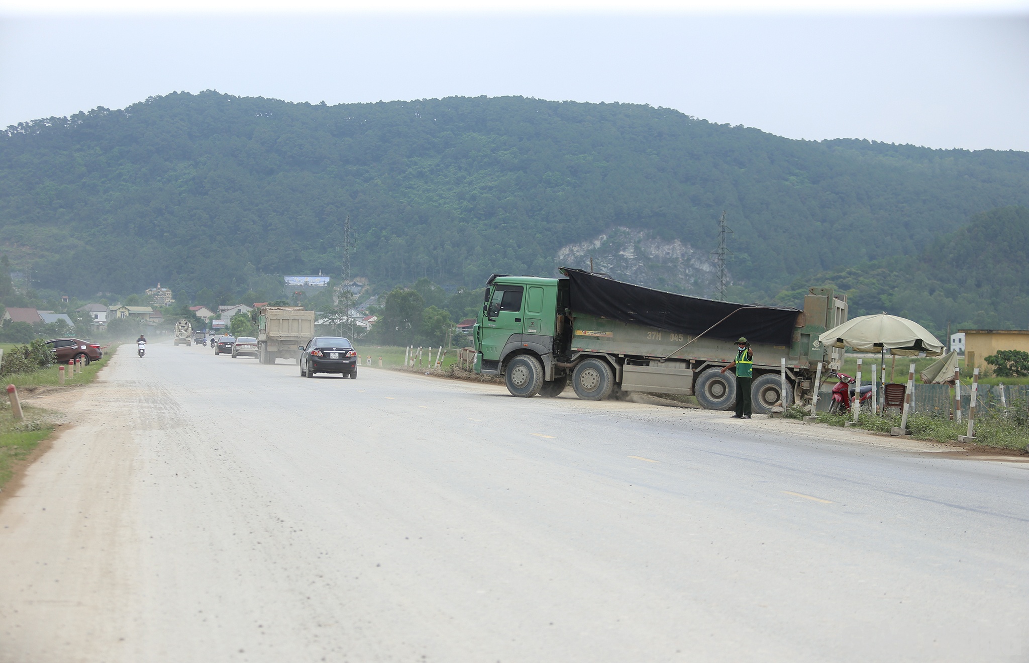Trước khi nổ m&aacute;y tiếp tục c&ocirc;ng việc, anh H&agrave;o kể, anh l&agrave;m nghề l&aacute;i lu c&ocirc;ng tr&igrave;nh đ&atilde; được 6 năm. C&ocirc;ng tr&igrave;nh xa nhất l&agrave; ở miền T&acirc;y, c&aacute;ch nh&agrave; cả ng&agrave;n km, mỗi năm chỉ về nh&agrave; 1 lần. Nay được về thi c&ocirc;ng ngay trong tỉnh, n&ecirc;n anh tranh thủ về nh&agrave; với vợ con nhiều hơn.