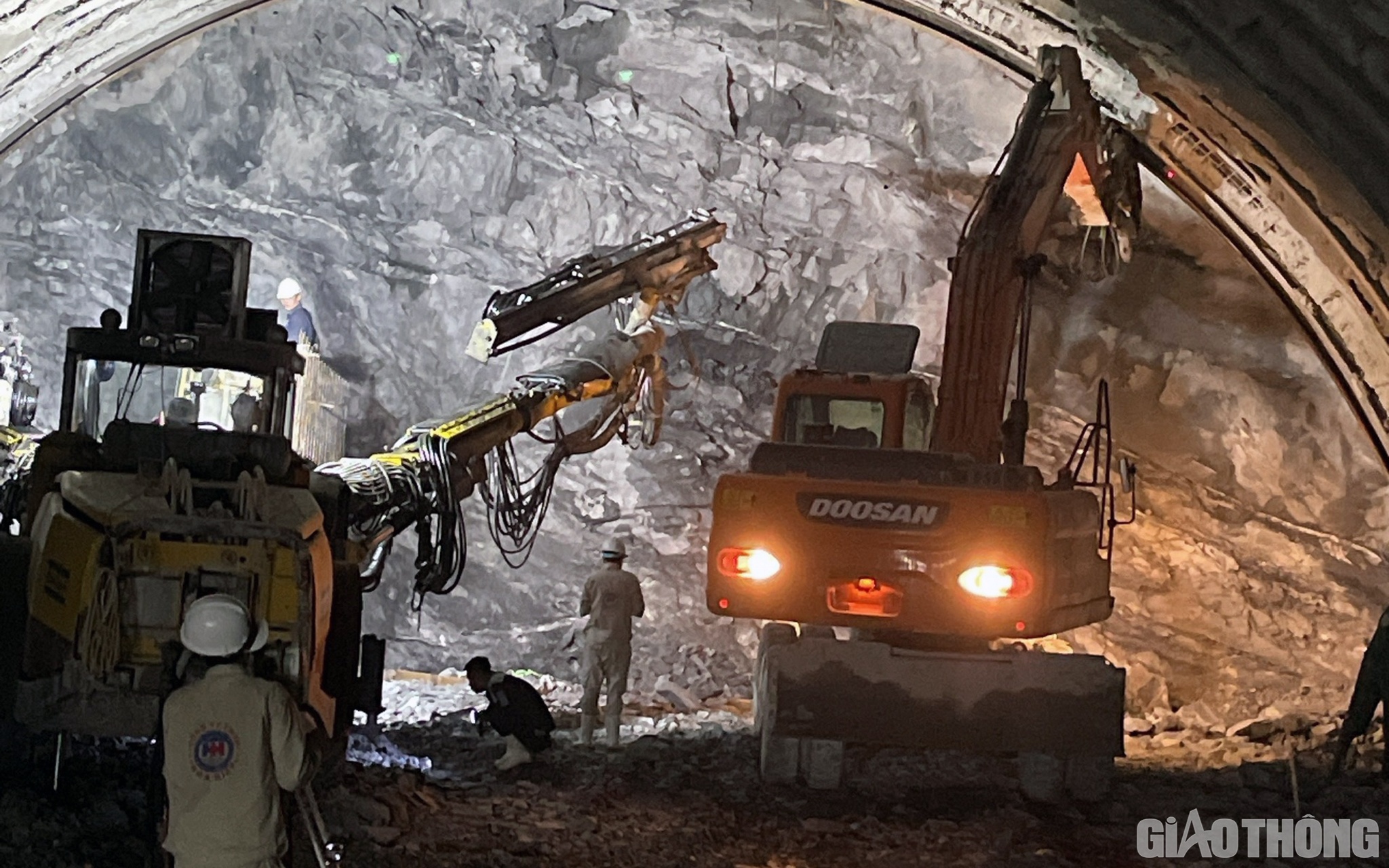 Cụ thể, với C&ocirc;ng ty TNHH H&ograve;a Hiệp, c&oacute; 3 mũi thi c&ocirc;ng, với 26 m&aacute;y m&oacute;c, thiết bị v&agrave; 91 kỹ sư, c&ocirc;ng nh&acirc;n; đ&atilde; đ&agrave;o v&agrave; gia cố 721m/1.606m d&agrave;i; lắp đặt neo được 681/1.606m d&agrave;i.