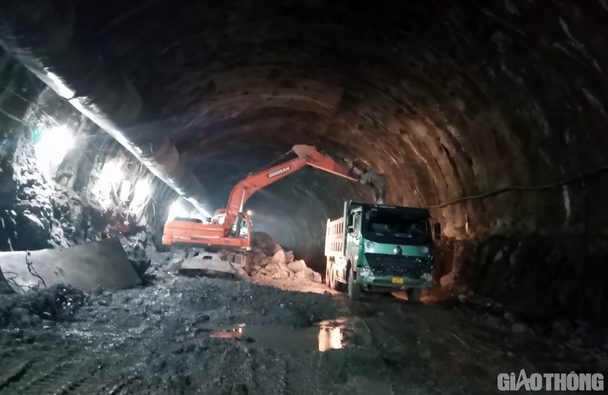 Trong khi đ&oacute;, Cienco 4, bố tr&iacute; 2 mũi thi c&ocirc;ng, với 26 m&aacute;y m&oacute;c, thiết bị v&agrave; 60 kỹ sư, c&ocirc;ng nh&acirc;n; đ&agrave;o v&agrave; gia cố được 245/556m d&agrave;i, lắp đặt neo được 213/550m d&agrave;i.