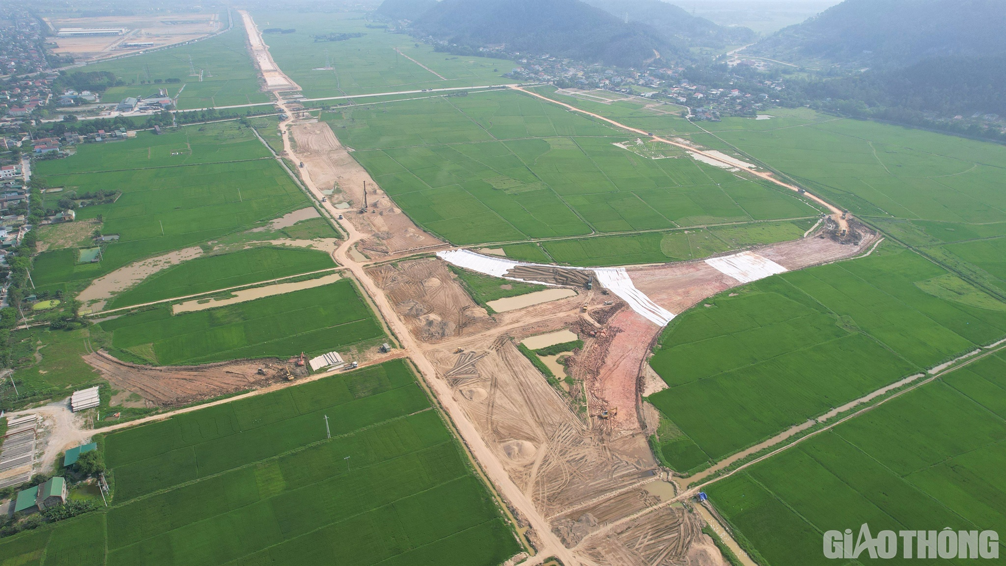 Trưa ng&agrave;y 29/4, tr&ecirc;n QL1 tuyến tr&aacute;nh TP Vinh, người v&agrave; phương tiện nối đu&ocirc;i nhau bắt đầu kỳ nghỉ lễ d&agrave;i ng&agrave;y. Người về với gia đ&igrave;nh, người đi du lịch, ai ai cũng tươi vui, phấn khởi&hellip;