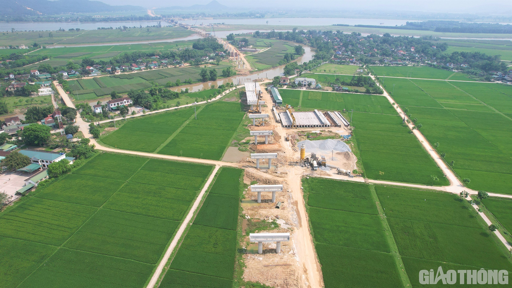 Ở bờ Nam s&ocirc;ng Lam, C&ocirc;ng ty TNHH Ho&agrave; Hiệp cũng đ&atilde; thi c&ocirc;ng được khoảng 60% khối lượng, đảm bảo y&ecirc;u cầu đề ra. Trong dịp lễ n&agrave;y, Ho&agrave; Hiệp cũng bố tr&iacute; c&aacute;c tổ đội thi c&ocirc;ng lu&acirc;n phi&ecirc;n.