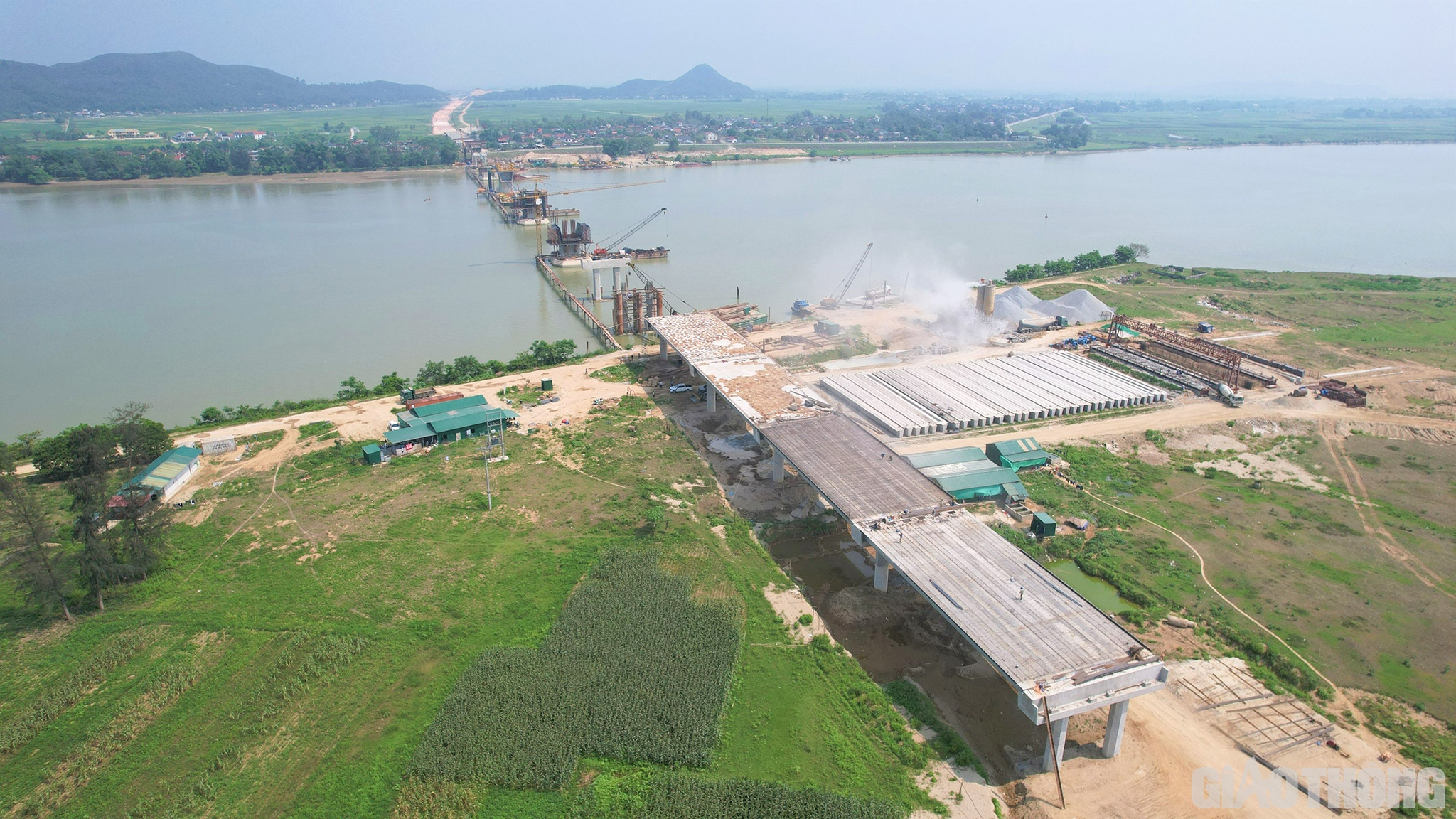 C&aacute;ch đ&oacute; kh&ocirc;ng xa, tr&ecirc;n c&ocirc;ng trường thi c&ocirc;ng cầu Hưng Đức, h&agrave;ng trăm c&ocirc;ng nh&acirc;n của c&aacute;c c&ocirc;ng ty Ho&agrave; Hiệp, Th&aacute;i Y&ecirc;n, Cienco 4&hellip; cũng đang khẩn trương, chạy đua với thời gian.