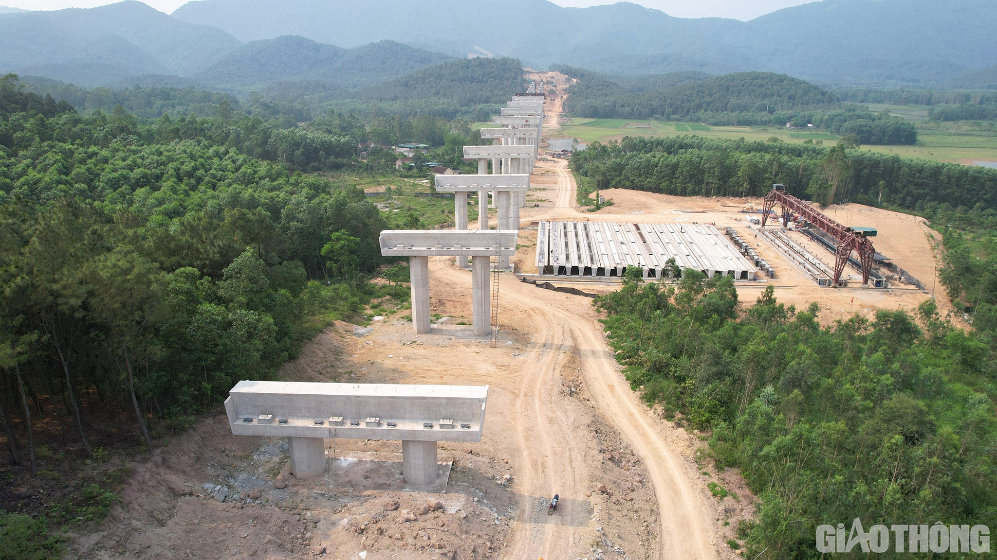 Trong khi đ&oacute;, tại hầm Thần Vũ, Tập đo&agrave;n Cienco 4 v&agrave; C&ocirc;ng ty Ho&agrave; Hiệp cũng bố tr&iacute; thi c&ocirc;ng 24/24h những ng&agrave;y nghỉ lễ. T&iacute;nh đến ng&agrave;y 28/4, hai nh&agrave; thầu n&oacute;i tr&ecirc;n đ&atilde; huy động 5 mũi thi c&ocirc;ng, 52 m&aacute;y m&oacute;c, thiết bị với 151 kỹ sư, c&ocirc;ng nh&acirc;n. Đ&agrave;o v&agrave; gia cố hầm được 966/2.162m d&agrave;i, lắp đặt neo được 894/2.156m d&agrave;i.