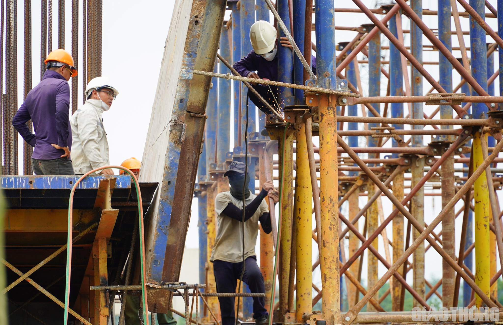 &ldquo;Ng&agrave;y lễ, thấy người ta về với gia đ&igrave;nh cũng thấy buồn. Nhưng ngay từ đầu m&igrave;nh đ&atilde; x&aacute;c định đ&acirc;y l&agrave; c&ocirc;ng tr&igrave;nh trọng điểm quốc gia, thi c&ocirc;ng xong sớm cả nước c&ugrave;ng được hưởng lợi. Ngo&agrave;i ra, thi c&ocirc;ng ng&agrave;y lễ, c&ocirc;ng ty tăng lương gấp ba, rồi tiền thưởng lễ n&ecirc;n anh em đều vui vẻ b&aacute;m c&ocirc;ng trường&rdquo;, anh H&agrave;o n&oacute;i.