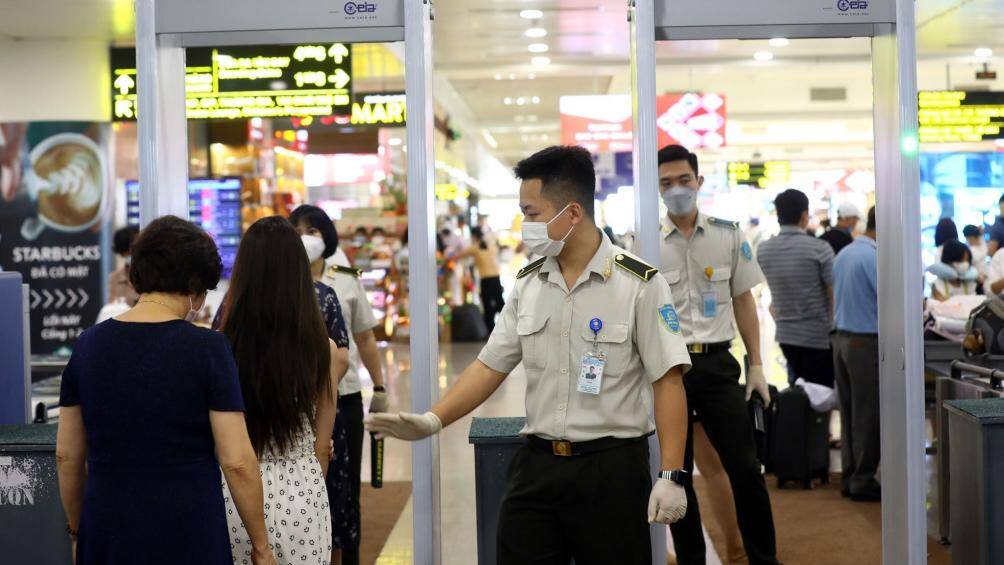 Theo lịch bay trong ng&agrave;y, c&oacute; 9 khung giờ cao điểm (2 khung giờ cao điểm nội địa đi v&agrave; 7 khung giờ cao điểm nội địa đến) với hơn 2 ngh&igrave;n kh&aacute;ch/ khung giờ. Căn cứ v&agrave;o từng khung giờ cao điểm, Cảng HKQT Nội B&agrave;i mở tối đa hệ thống m&aacute;y soi chiếu an ninh.