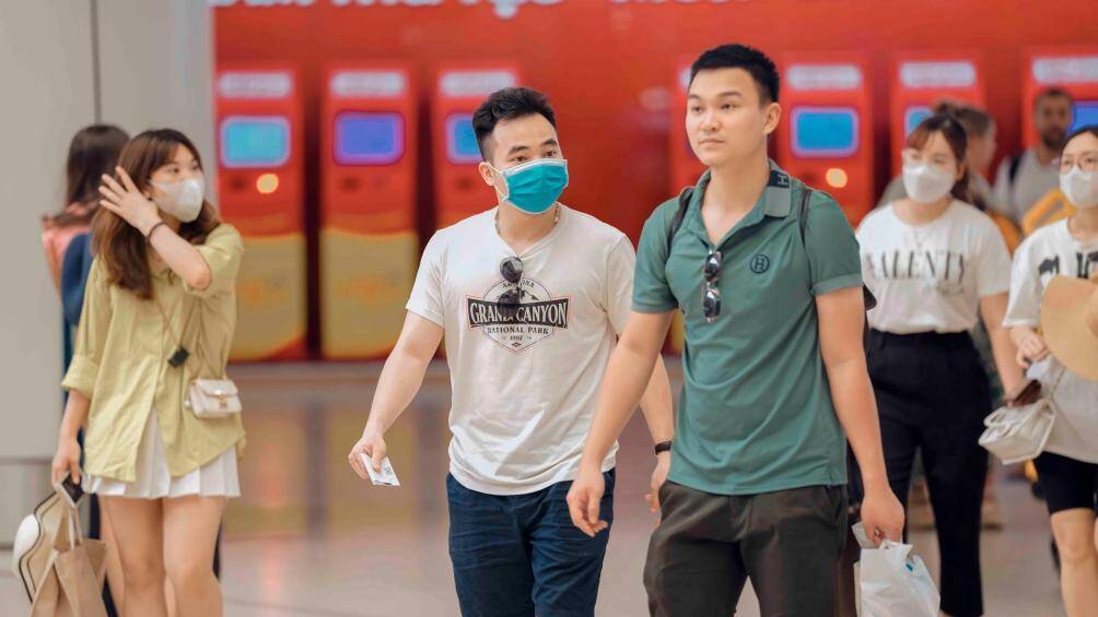 Ghi nhận của PV B&aacute;o Giao th&ocirc;ng, trong c&aacute;c khung giờ cao điểm, Cảng HKQT Nội B&agrave;i đ&atilde; &aacute;p dụng nhiều giải ph&aacute;p để tăng cường th&ocirc;ng tho&aacute;t. Cụ thể như ứng dụng c&ocirc;ng nghệ th&ocirc;ng tin để t&iacute;nh to&aacute;n dự b&aacute;o số liệu sản lượng vận chuyển v&agrave; c&aacute;c khung giờ cao điểm để chủ động nh&acirc;n lực v&agrave; trang thiết bị phục vụ, đồng thời tăng cường phối hợp với c&aacute;c h&atilde;ng h&agrave;ng kh&ocirc;ng, c&aacute;c c&ocirc;ng ty phục vụ mặt đất, c&aacute;c lực lượng c&ocirc;ng an đ&oacute;ng tr&ecirc;n địa b&agrave;n để giải quyết nhanh mọi t&igrave;nh huống ph&aacute;t sinh&hellip;