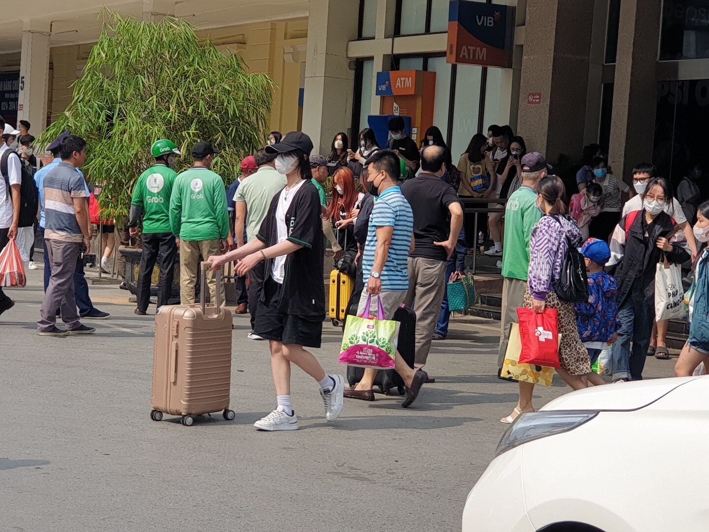 Trở về Thủ đ&ocirc;, đa số h&agrave;nh kh&aacute;ch tay x&aacute;ch n&aacute;ch mang theo nhiều h&agrave;nh l&yacute;