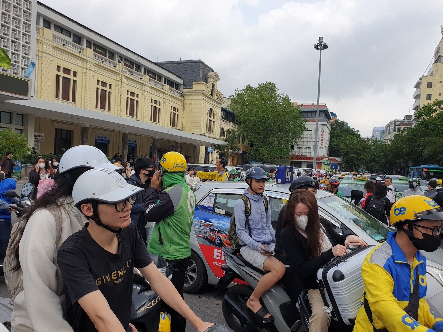 Tuy nhi&ecirc;n, lối từ quảng trường ga ra đường L&ecirc; Duẩn lại đ&ocirc;ng nghẹt do h&agrave;nh kh&aacute;ch v&agrave; phương tiện &ugrave;n lại v&igrave; vướng c&aacute;c phương tiện chờ đ&oacute;n kh&aacute;ch ph&iacute;a ngo&agrave;i.