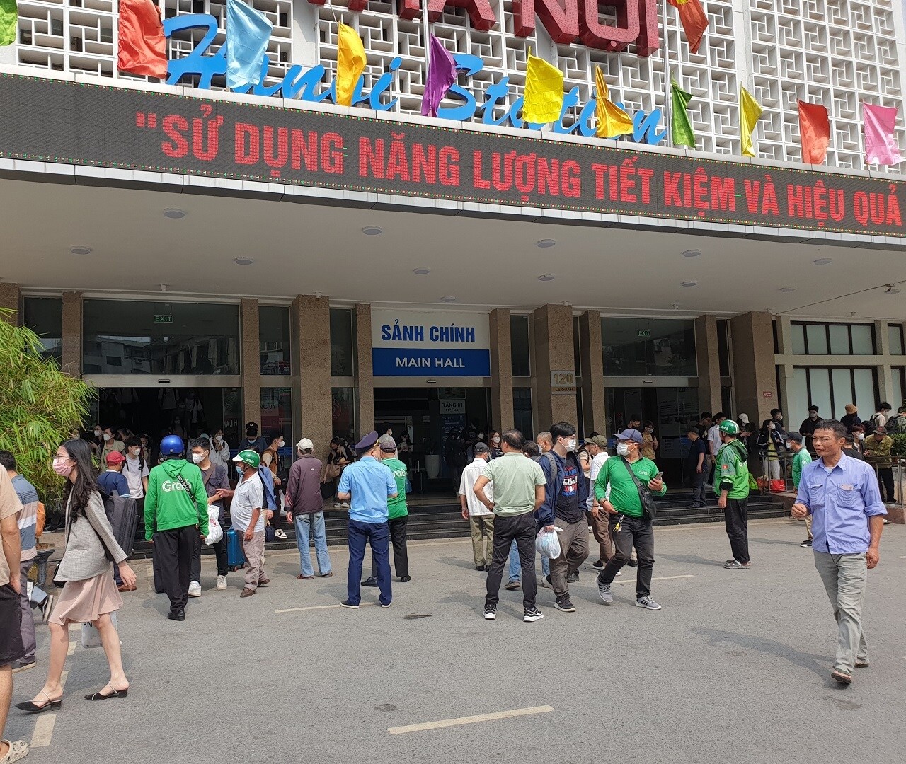 Nh&agrave; ga mở nhiều cửa tiễn kh&aacute;ch, ngo&agrave;i ph&iacute;a đường L&ecirc; Duẩn c&ograve;n cửa ph&iacute;a phố Trần Qu&yacute; C&aacute;p d&agrave;nh cho h&agrave;nh kh&aacute;ch mang theo xe m&aacute;y l&ecirc;n t&agrave;u. V&igrave; vậy, tuy kh&aacute;ch đ&ocirc;ng nhưng quảng trường ga th&ocirc;ng tho&aacute;ng.