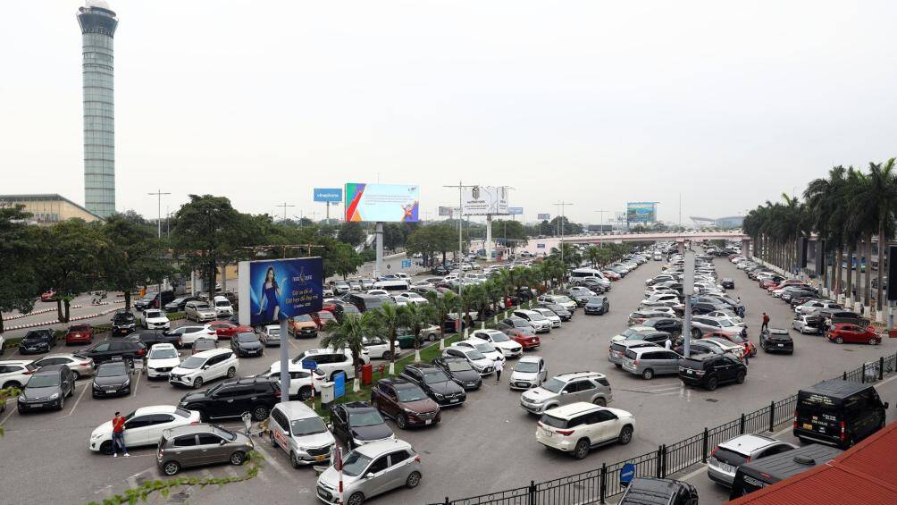 S&acirc;n đỗ &ocirc; t&ocirc; ph&iacute;a trước Nh&agrave; ga h&agrave;nh kh&aacute;ch T1 Nội B&agrave;i đ&ocirc;ng xe nhưng vẫn đảm bảo th&ocirc;ng tho&aacute;ng