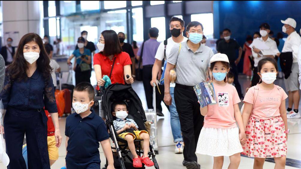 Theo thống k&ecirc; sơ bộ, trong 05 ng&agrave;y nghỉ lễ, Cảng HKQT Nội B&agrave;i đ&atilde; phục vụ an to&agrave;n tuyệt đối gần 2.700 lượt chuyến bay v&agrave; hơn 422.000 lượt h&agrave;nh kh&aacute;ch. So s&aacute;nh với c&ugrave;ng kỳ 2022, lượng chuyến bay v&agrave; h&agrave;nh kh&aacute;ch nội địa đạt mức tương đương trong khi sản lượng chuyến bay quốc tế tăng 86% v&agrave; h&agrave;nh kh&aacute;ch quốc tế tăng 299%.