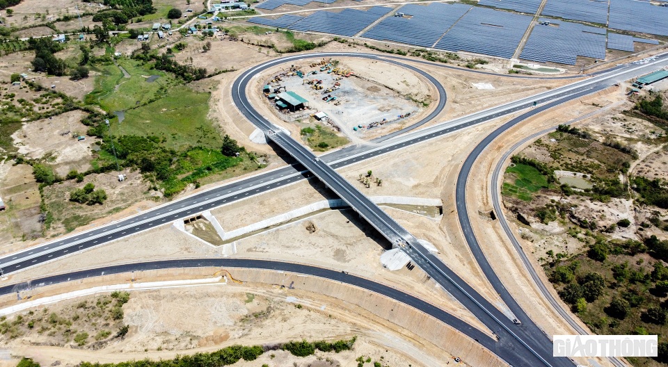 Những ng&agrave;y n&agrave;y, tr&ecirc;n c&ocirc;ng trường Dự &aacute;n cao tốc Bắc - Nam đoạn Nha Trang - Cam L&acirc;m, h&agrave;ng ngh&igrave;n c&ocirc;ng nh&acirc;n đang miệt m&agrave;i thi c&ocirc;ng, ho&agrave;n th&agrave;nh những hạng mục cuối để kịp th&ocirc;ng xe v&agrave;o dịp 19/5.