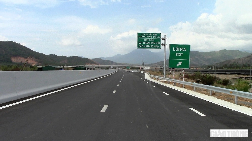 Nh&agrave; đầu tư cho biết, khoảng 2.000 c&ocirc;ng nh&acirc;n đang l&agrave;m việc 3 ca để sớm đưa dự &aacute;n v&agrave;o vận h&agrave;nh trong th&aacute;ng 5. C&ocirc;ng ty TNHH Tập đo&agrave;n Sơn Hải cũng cam kết bảo h&agrave;nh cao tốc Nha Trang - Cam L&acirc;m 10 năm.