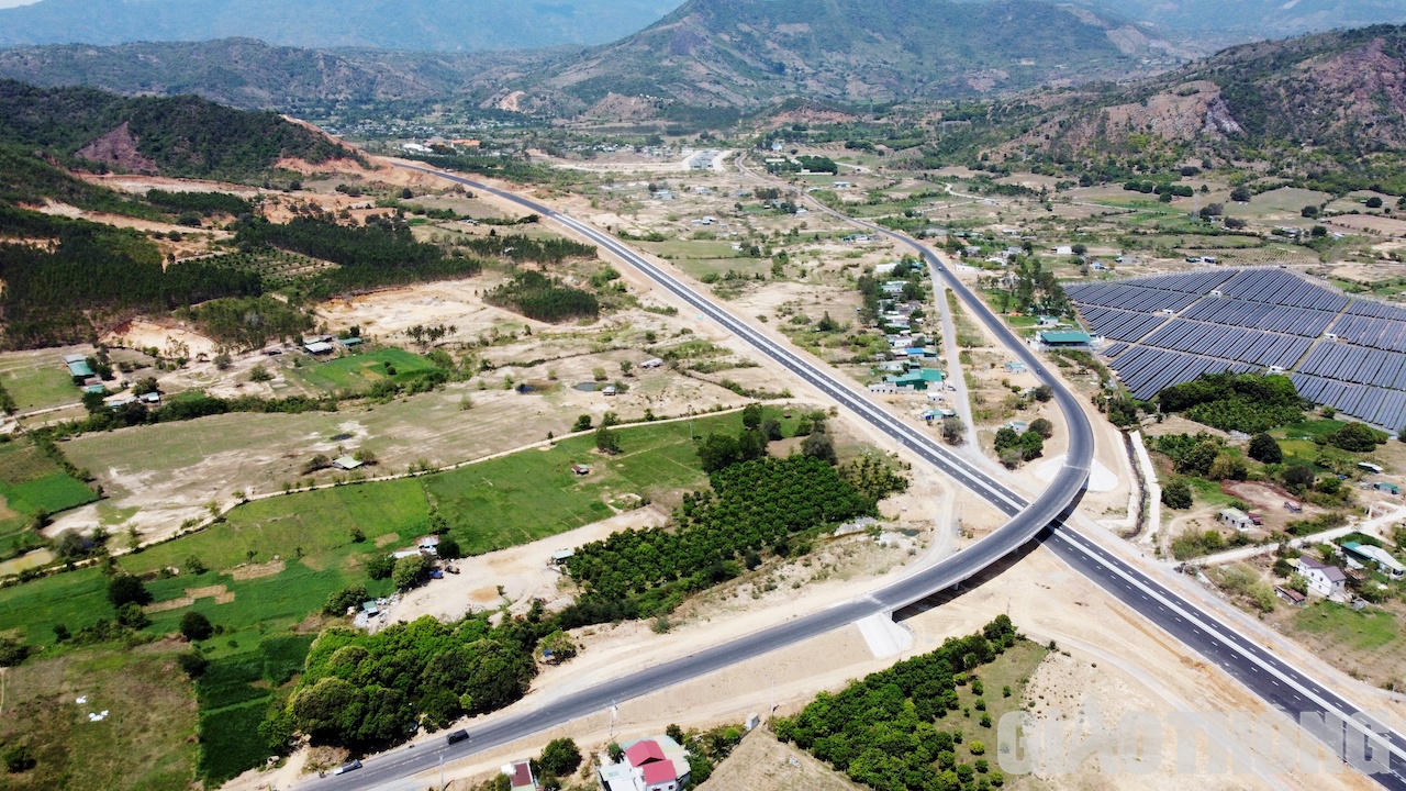 Hệ thống cầu vượt đường cao tốc đang được khẩn trương ho&agrave;n th&agrave;nh những c&ocirc;ng việc cuối c&ugrave;ng để phục vụ nhu cầu đi lại khi cao tốc đi v&agrave;o khai th&aacute;c.