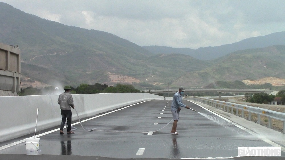 C&ocirc;ng t&aacute;c dọn dẹp vệ sinh, &ldquo;l&agrave;m đẹp&rdquo; cho c&ocirc;ng tr&igrave;nh đ&atilde; được nh&agrave; đầu tư quan t&acirc;m ngay từ b&acirc;y giờ.