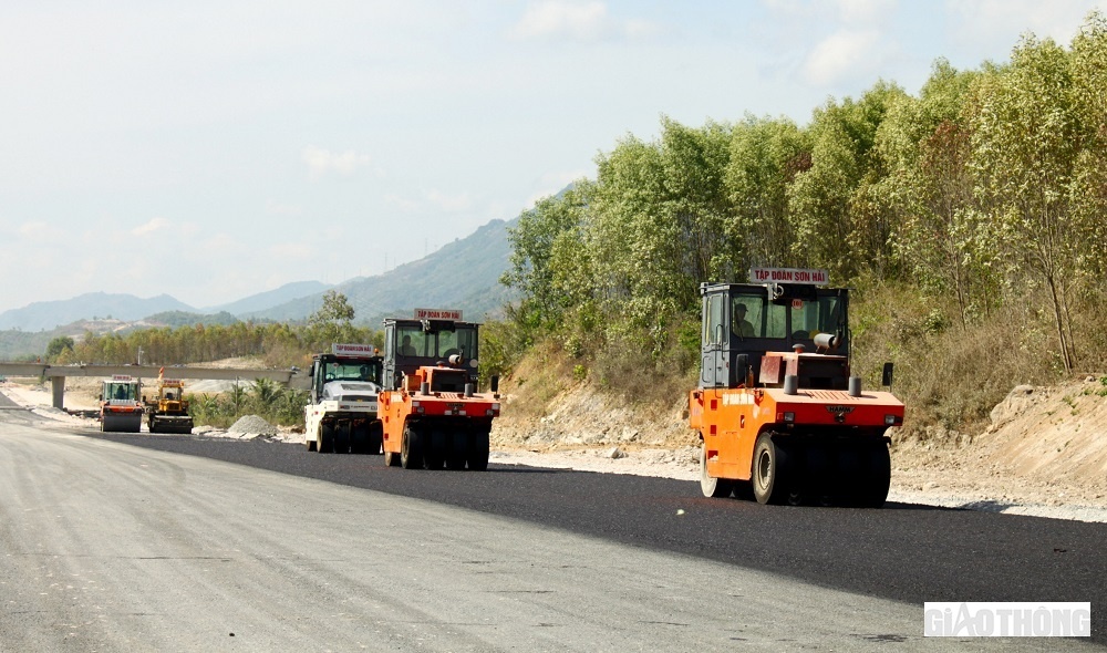 Dự &aacute;n cao tốc Nha Trang - Cam L&acirc;m được khởi c&ocirc;ng th&aacute;ng 9/2021, theo h&igrave;nh thức đối t&aacute;c c&ocirc;ng - tư (PPP), hợp đồng BOT (x&acirc;y dựng - vận h&agrave;nh - chuyển giao) với tổng kinh ph&iacute; hơn 7.600 tỷ đồng. Cao tốc d&agrave;i gần 49 km, đi qua c&aacute;c huyện Di&ecirc;n Kh&aacute;nh, Cam  L&acirc;m v&agrave; TP. Cam Ranh (Kh&aacute;nh H&ograve;a). Nh&agrave; đầu tư l&agrave; C&ocirc;ng ty TNHH Tập đo&agrave;n Sơn Hải. Doanh nghiệp dự &aacute;n l&agrave; C&ocirc;ng ty TNHH Đầu tư x&acirc;y dựng đường cao tốc Nha Trang - Cam L&acirc;m.