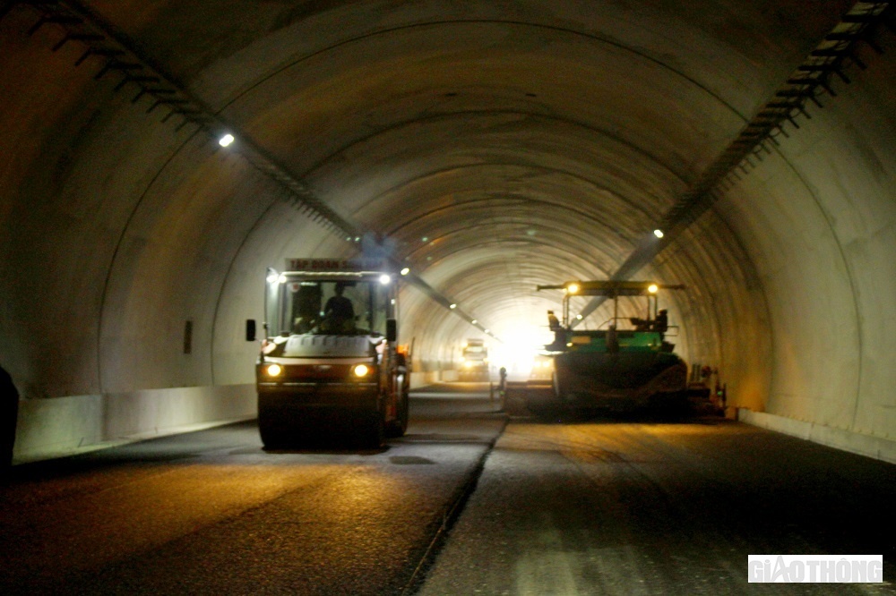 Theo t&igrave;m hiểu của B&aacute;o Giao th&ocirc;ng, tại khu vực hầm Dốc Sạn - hạng mục thi c&ocirc;ng kh&oacute; nhất của dự &aacute;n (gồm 2 đường hầm với tổng chiều d&agrave;i 1,5 km), chủ đầu tư đang bố tr&iacute; 4 mũi thi c&ocirc;ng đ&agrave;o v&agrave; gia cố hầm, 2 mũi thi c&ocirc;ng gia cố m&aacute;i cửa hầm.