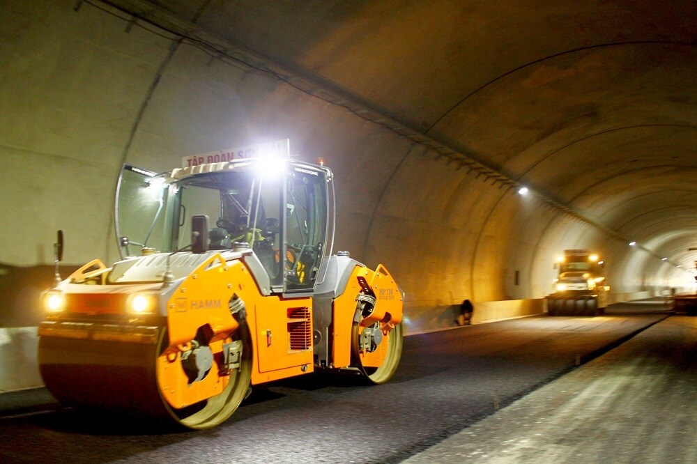 Giữa th&aacute;ng 5/2022, c&aacute;c đơn vị thi c&ocirc;ng đ&atilde; khơi th&ocirc;ng ho&agrave;n to&agrave;n hầm Dốc Sạn, vượt hơn 3 th&aacute;ng rưỡi so với kế hoạch. Nay, hạng mục hầm Dốc Sạn đang ho&agrave;n thiện b&ecirc; t&ocirc;ng vỏ hầm v&agrave; đang thảm nhựa.