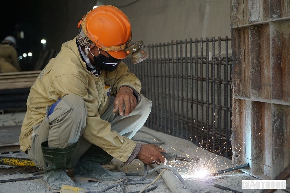 Đường hầm đ&atilde; được rải thảm nhựa v&agrave; đang dần lắp đặt c&aacute;c hệ thống thiết bị phụ trợ. Những đốm lửa h&agrave;n h&ocirc;m nay sẽ g&oacute;p l&agrave;m cho &aacute;nh s&aacute;ng trong hầm Dốc Sạn soi cho những chuyến xe qua lại ng&agrave;y mai.