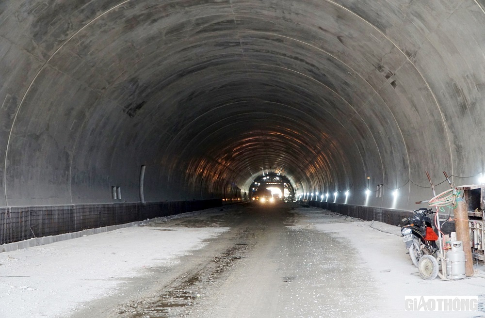 &Ocirc;ng Nguyễn Văn Huy, Gi&aacute;m đốc Gi&aacute;m đốc C&ocirc;ng ty TNHH Đầu tư đường cao tốc Nha Trang - Cam L&acirc;m cho biết, hạng mục hầm sẽ kịp th&ocirc;ng xe ng&agrave;y 19/5.