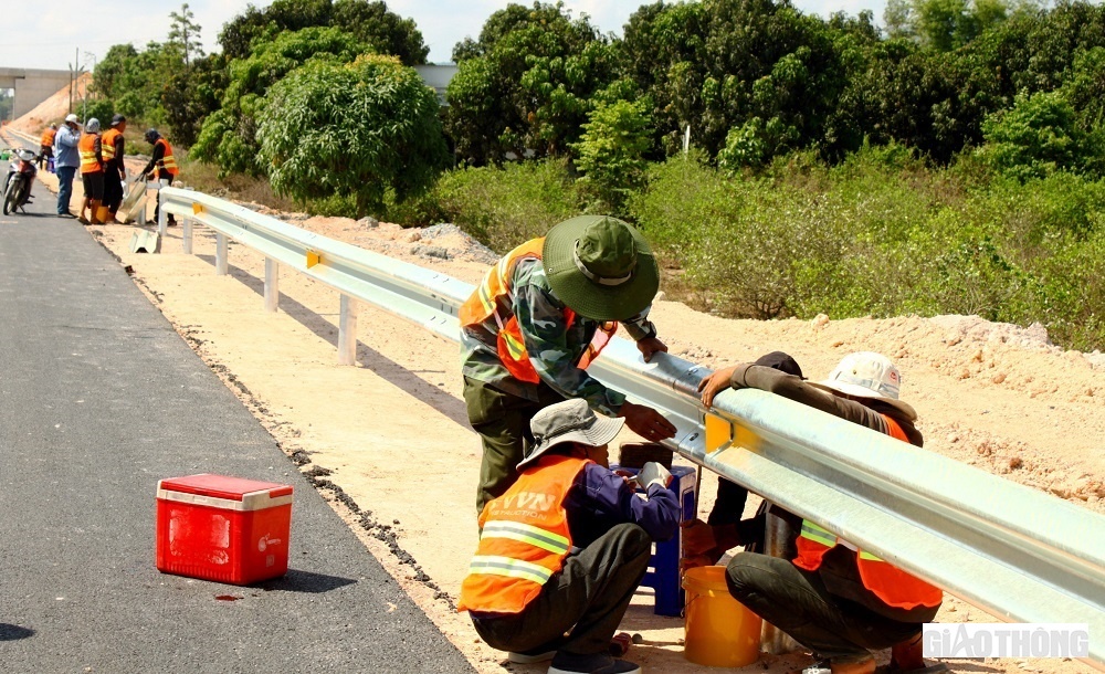 Trong dịp lễ 30/4 v&agrave; 1/5, dưới c&aacute;i nắng nung người, những c&ocirc;ng nh&acirc;n c&ocirc;ng tr&igrave;nh đang lắp đặt hệ thống hộ lan mềm. V&igrave; tiến độ để c&ocirc;ng tr&igrave;nh sớm th&ocirc;ng xe, họ đ&atilde; g&aacute;c lại mọi niềm vui b&ecirc;n cạnh gia đ&igrave;nh, người th&acirc;n.
