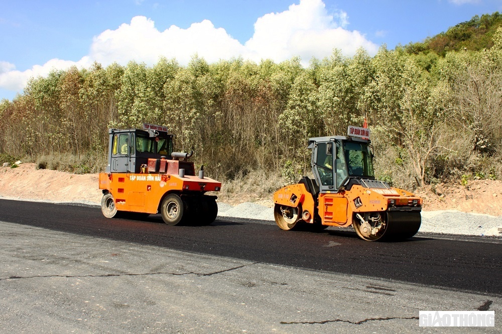 Những m&eacute;t đường cuối c&ugrave;ng đang được rải thảm, đ&acirc;y l&agrave; những vị tr&iacute; l&agrave;m muộn do phụ thuộc v&agrave;o c&ocirc;ng t&aacute;c di dời đường điện cao thế m&agrave; tuyến đường đi qua.