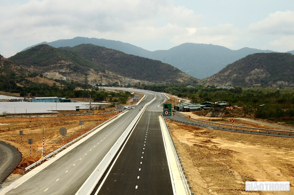 Dự &aacute;n đ&atilde; đạt được khoảng 98% tiến độ tr&ecirc;n tuyến ch&iacute;nh, dự kiến sẽ được th&ocirc;ng xe trong th&aacute;ng 5. Hiện, nhiều đoạn đ&atilde; ho&agrave;n thiện hệ thống an to&agrave;n giao th&ocirc;ng, biển b&aacute;o hiệu, sơn kẻ vạch đường,...