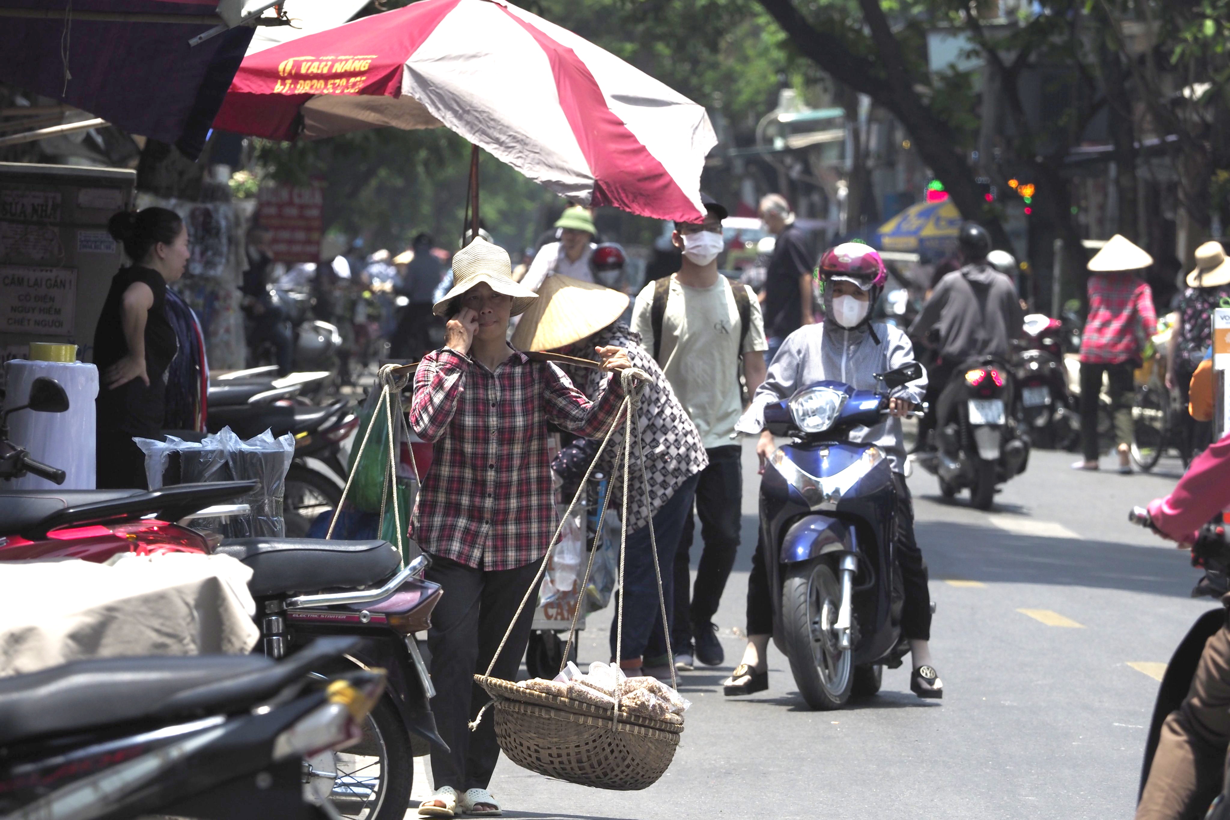 "H&ocirc;m qua t&ocirc;i thấy dự b&aacute;o bắt đầu từ h&ocirc;m nay nắng n&oacute;ng sẽ diễn ra ở H&agrave; Nội, nhưng kh&ocirc;ng ngờ lại nắng r&aacute;t như thế. Đi đường phải đeo k&iacute;nh r&acirc;m, mặc &aacute;o chống nắng tr&ugrave;m k&iacute;n người", chị Trần Thu Minh, tr&uacute; ở Cầu Giấy cho hay.