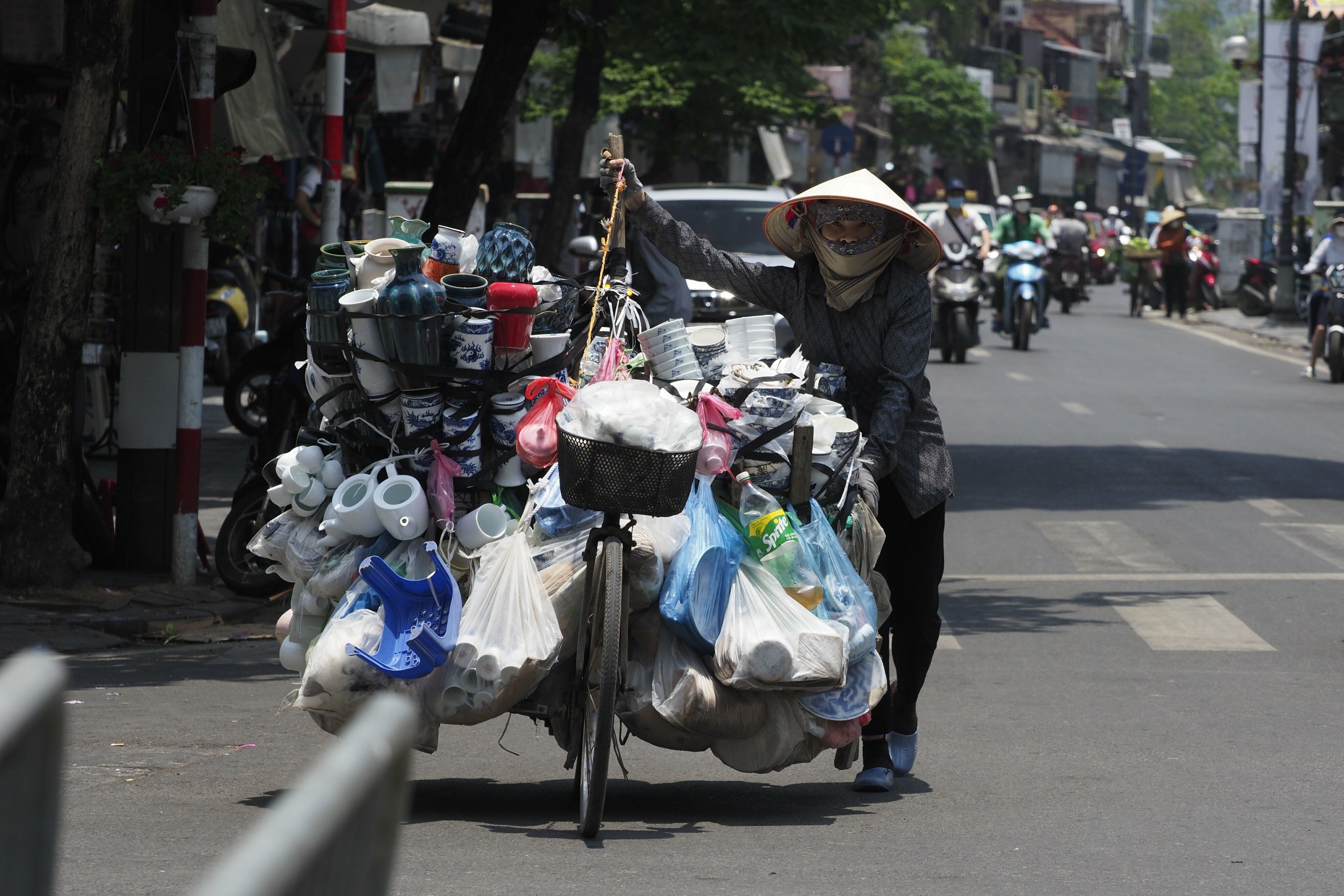 Theo Trung t&acirc;m Dự b&aacute;o kh&iacute; tượng thủy văn quốc gia dự b&aacute;o, t&igrave;nh trạng nắng n&oacute;ng, nắng n&oacute;ng gay gắt của H&agrave; Nội sẽ c&ograve;n k&eacute;o d&agrave;i đến hết ng&agrave;y chủ nhật n&agrave;y (7/5).