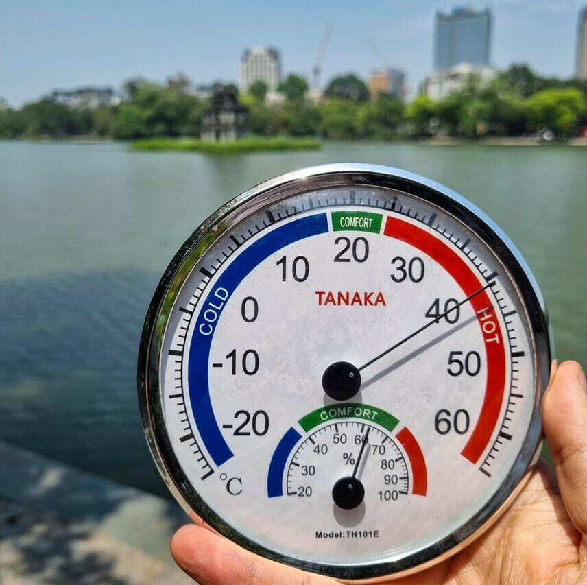 Nhiệt độ đo tại Hồ Gươm trưa 5/5 l&ecirc;n tới hơn 40 độ C.