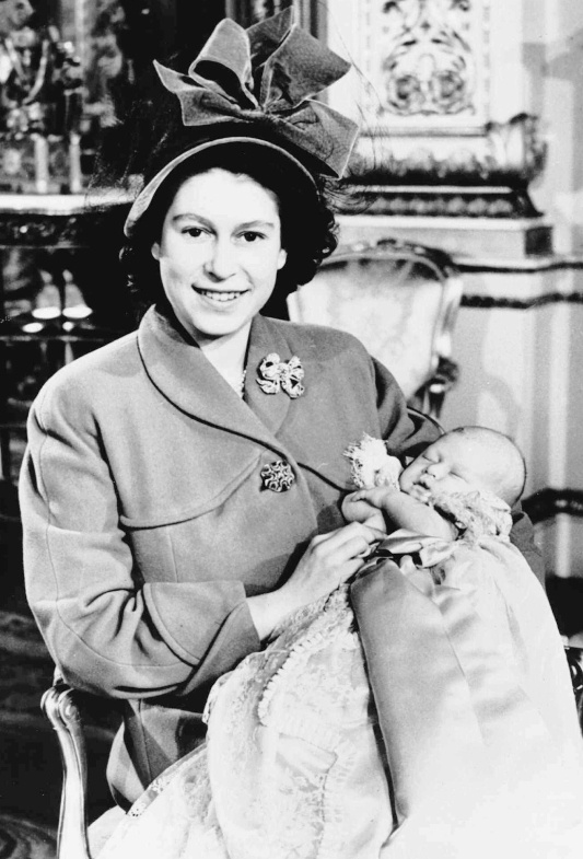 Vua Charles III ch&agrave;o đời ng&agrave;y 14/11/1948 tại Cung điện Buckingham, l&agrave; con trai cả của cố Nữ ho&agrave;ng Anh Elizabeth II v&agrave; Ho&agrave;ng th&acirc;n Philip. &Ocirc;ng trở th&agrave;nh Th&aacute;i từ v&agrave;o năm 3 tuổi khi mẹ &ocirc;ng trở th&agrave;nh Nữ ho&agrave;ng Anh v&agrave;o năm 1952. Ảnh: AP