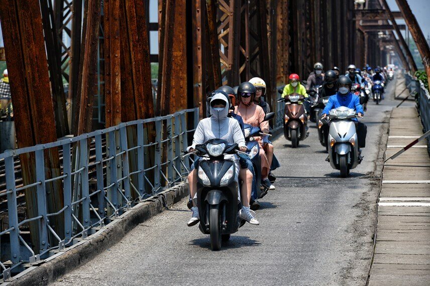 "D&ugrave; chưa phải l&agrave; n&oacute;ng đỉnh điểm, nhưng l&agrave; nắng đầu m&ugrave;a n&ecirc;n cảm gi&aacute;c kh&oacute; chịu", chị Nguyễn Thị Lượng, b&aacute;n nước &eacute;p tr&ecirc;n phố L&aacute;ng Hạ cho biết.