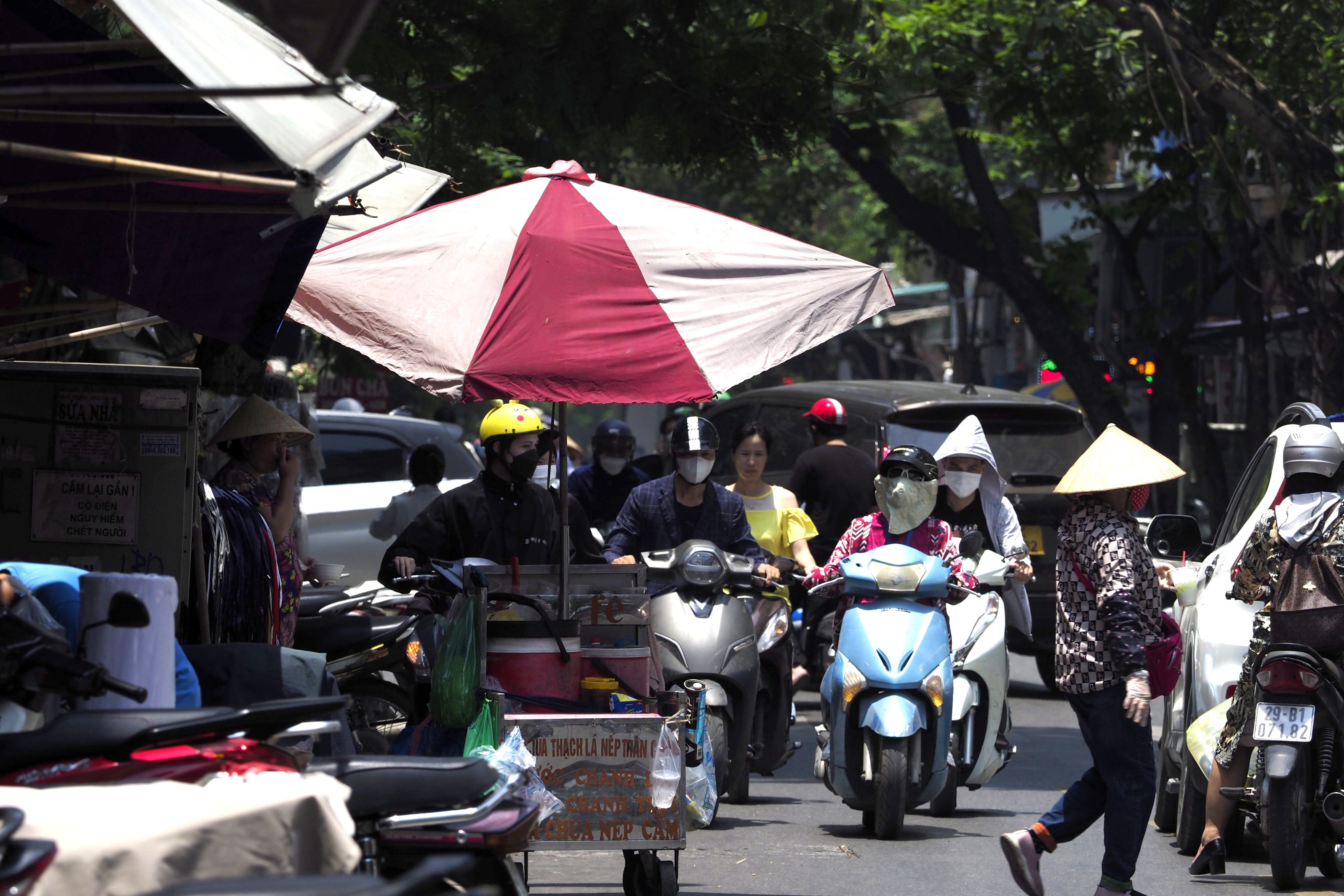 H&ocirc;m nay (5/5), H&agrave; Nội nắng n&oacute;ng gay gắt, song nhiều người d&acirc;n lao động vẫn phải ra đường, thậm ch&iacute; phải l&agrave;m việc ở ngo&agrave;i trời.