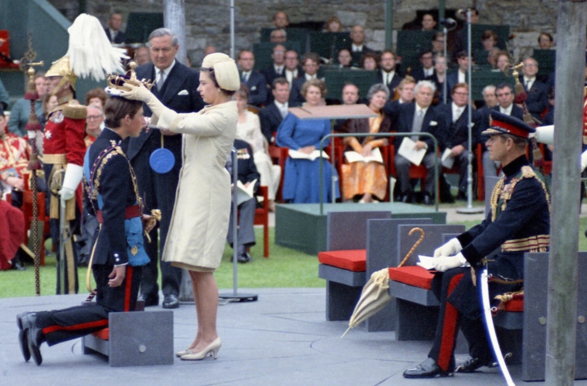 Ng&agrave;y 1/7/1969, &ocirc;ng Charles được Nữ ho&agrave;ng Anh Elizabeth II tấn phong l&agrave;m Th&acirc;n vương xứ Wales trong buổi lễ tại l&acirc;u đ&agrave;i Caernarfon. Ảnh: AP
