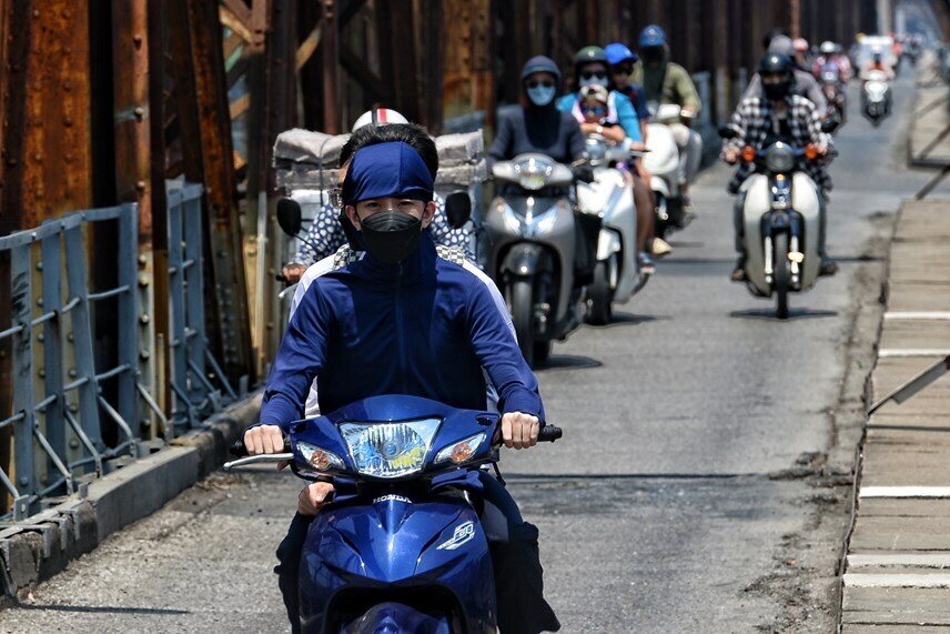 Để chống chọi với c&aacute;i nắng đầu m&ugrave;a gay gắt, những phương tiện như &ocirc;, &aacute;o chống nắng, găng tay&hellip; đ&atilde; được người d&acirc;n sử dụng khi ra đường.