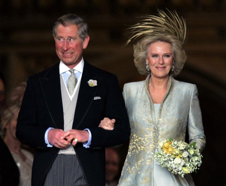 Năm 2005, &ocirc;ng Charles kết h&ocirc;n với b&agrave; Camilla Parker Bowles tại Nh&agrave; nguyện St. George, L&acirc;u đ&agrave;i Windsor. Ảnh: Reuters