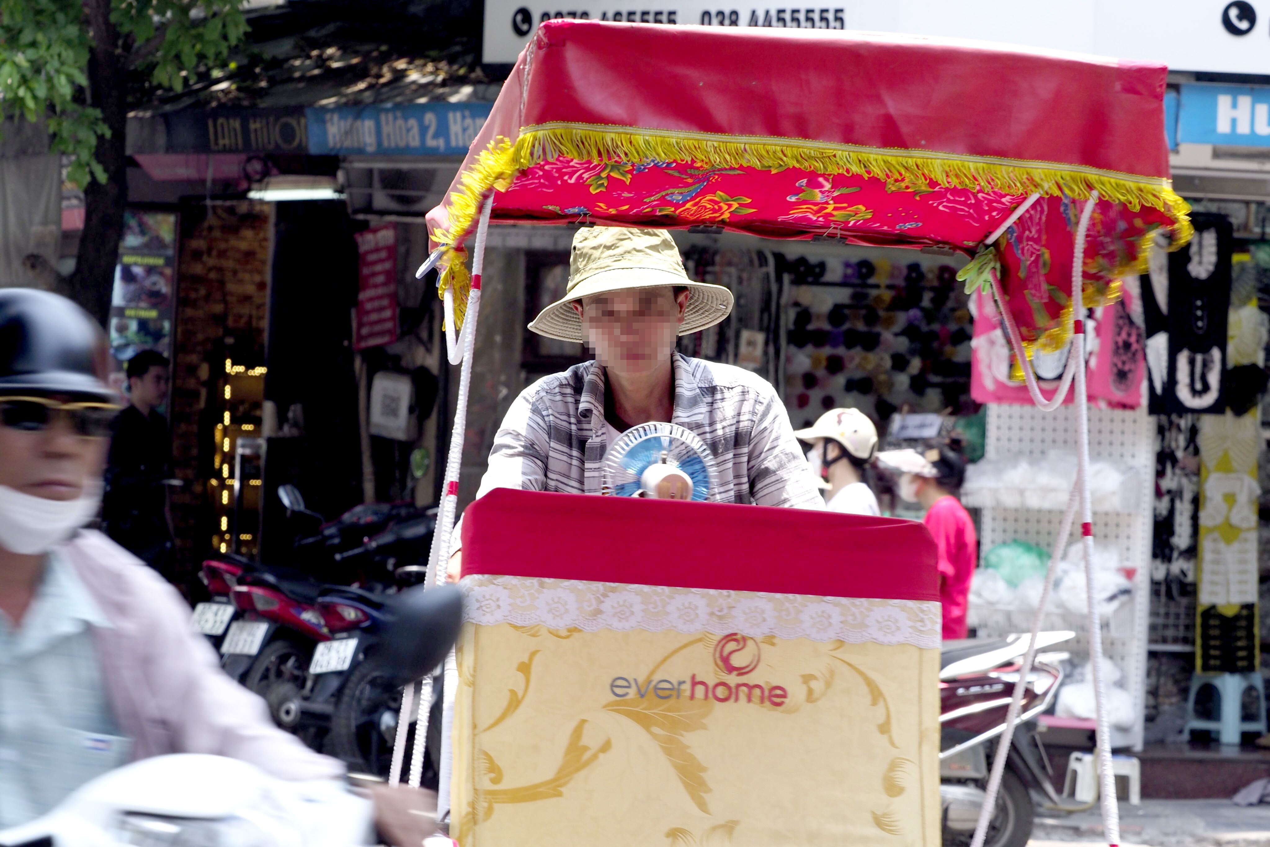 Để giảm bớt sự oi bức, người đ&agrave;n &ocirc;ng đạp x&iacute;ch l&ocirc; đ&atilde; lắp th&ecirc;m chiếc quạt chạy bằng pin ở trước xe.