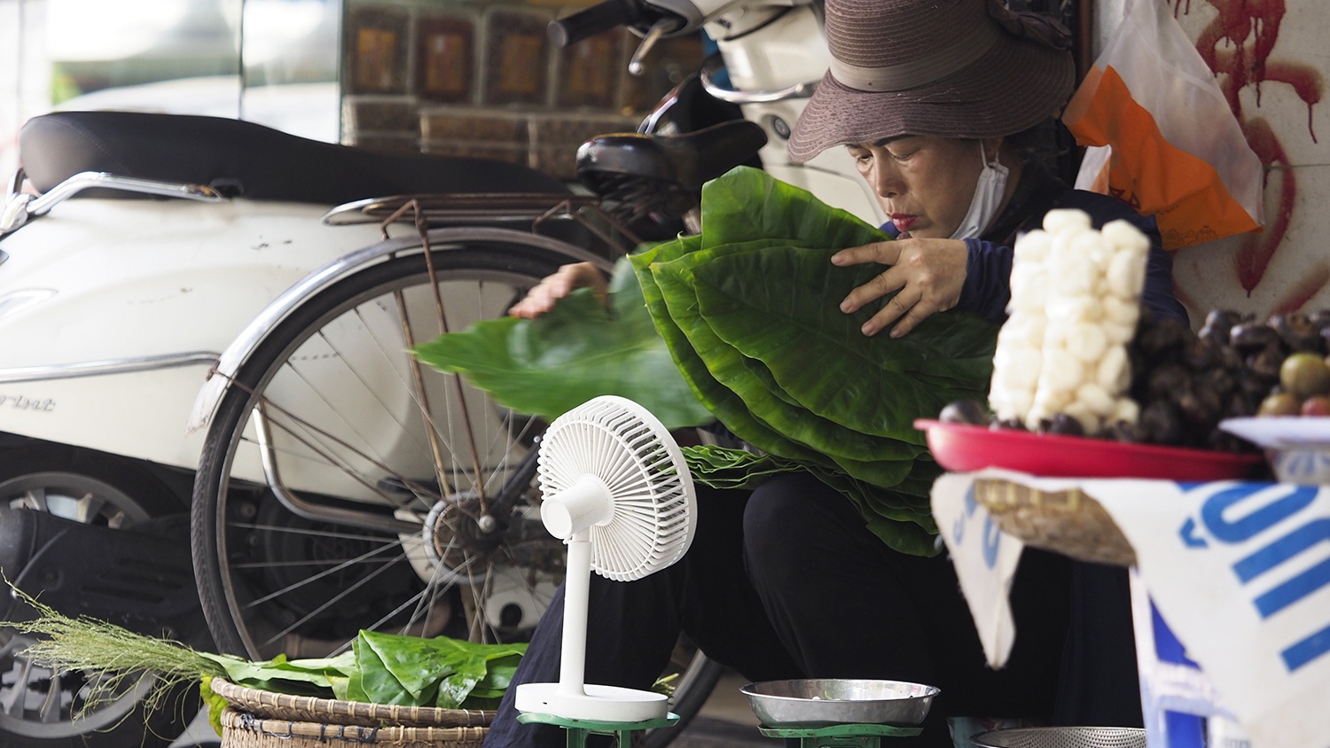 Những chiếc quạt chạy bằng pin cũng được người b&aacute;n h&agrave;ng ở vỉa h&egrave; sử dụng để xua đi c&aacute;i nắng n&oacute;ng.
