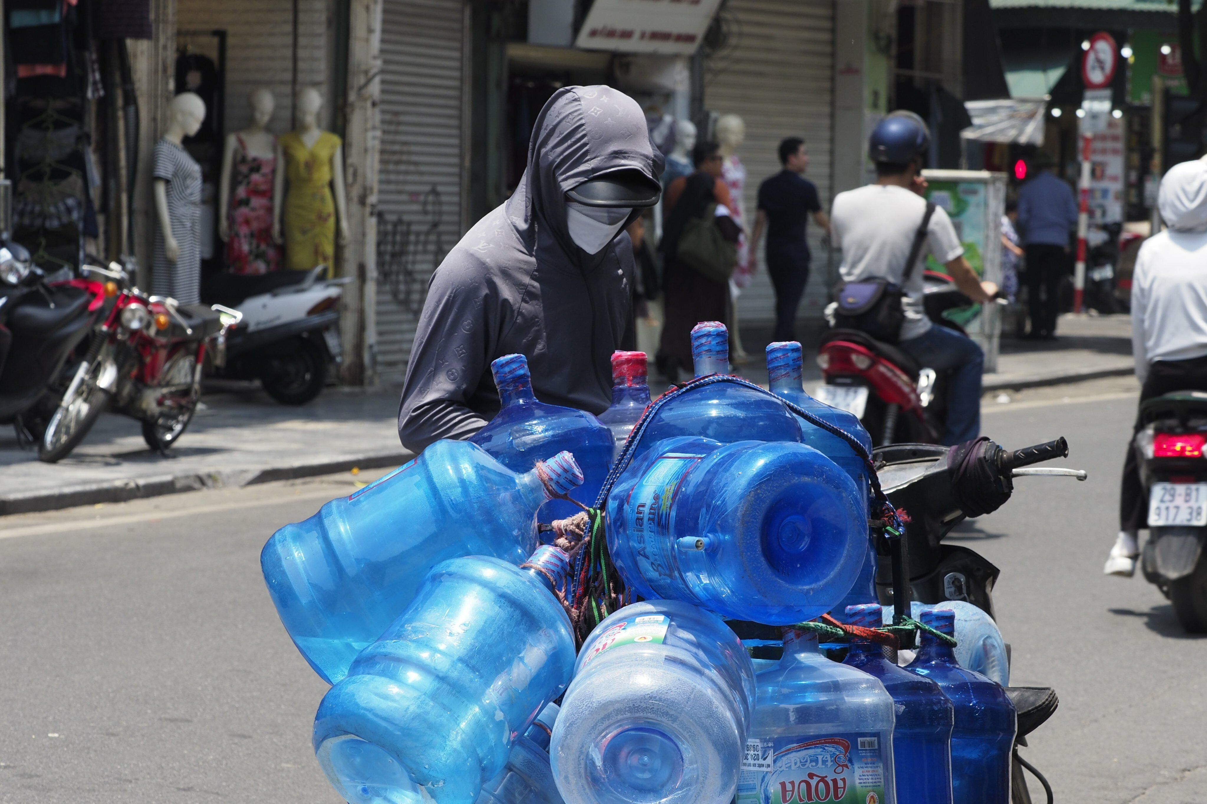 Thời tiết nắng n&oacute;ng cũng gi&uacute;p những người b&aacute;n nước đắt h&agrave;ng hơn.