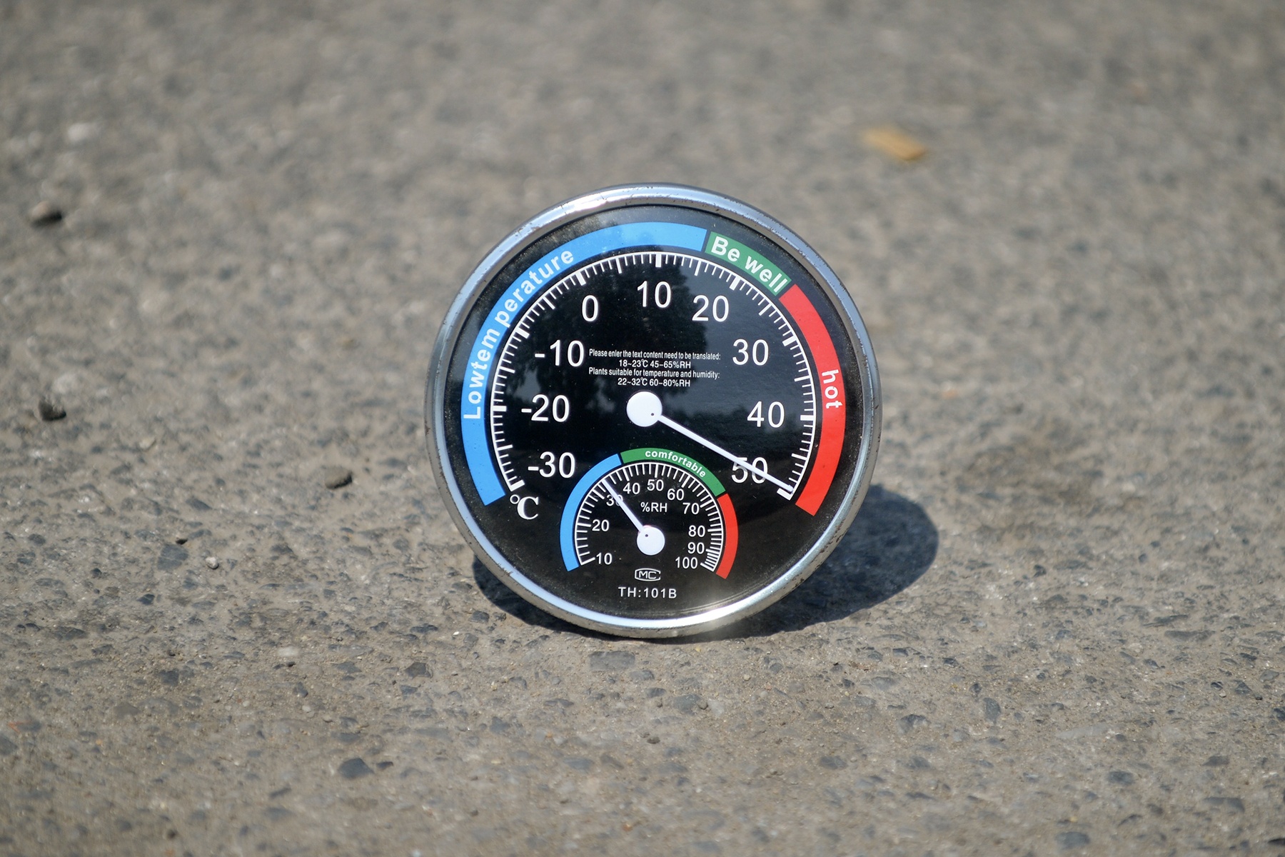 Nhiệt độ chạm ngưỡng 50 độ C khi đặt nhiệt kế ở mặt đường nhựa trưa 5/5.