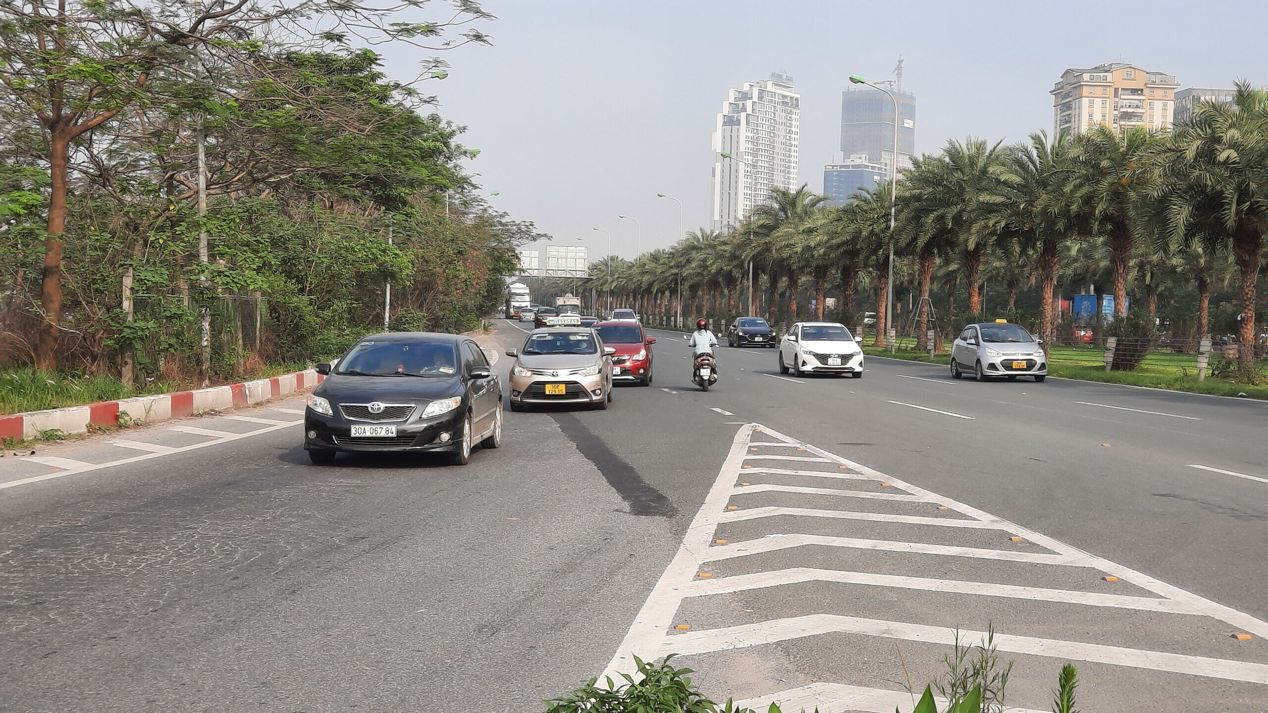 Thời gian qua, đ&atilde; xảy ra kh&ocirc;ng &iacute;t vụ TNGT l&agrave;m người điều khiển xe m&aacute;y tử vong, bị thương khi đi v&agrave;o l&agrave;n đường cao tốc Đại lộ Thăng Long. Thế nhưng, bất chấp nguy hiểm, c&aacute;c t&agrave;i xế xe m&aacute;y vẫn "giỡn mặt tử thần" khi v&ocirc; tư đi v&agrave;o l&agrave;n cao tốc ở đ&acirc;y