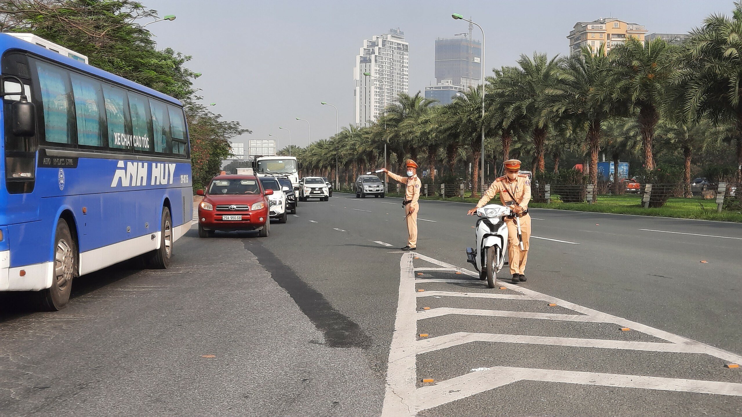 Đại &uacute;y Đặng Ho&agrave;ng Anh, C&aacute;n bộ Đội CSGT số 6 (C&ocirc;ng an TP H&agrave; Nội) cho biết, h&agrave;nh vi đi xe m&aacute;y tr&ecirc;n đường cao tốc l&agrave; rất nguy hiểm cho bản th&acirc;n người điều khiển xe m&aacute;y v&agrave; mọi người tham gia giao th&ocirc;ng tr&ecirc;n cao tốc