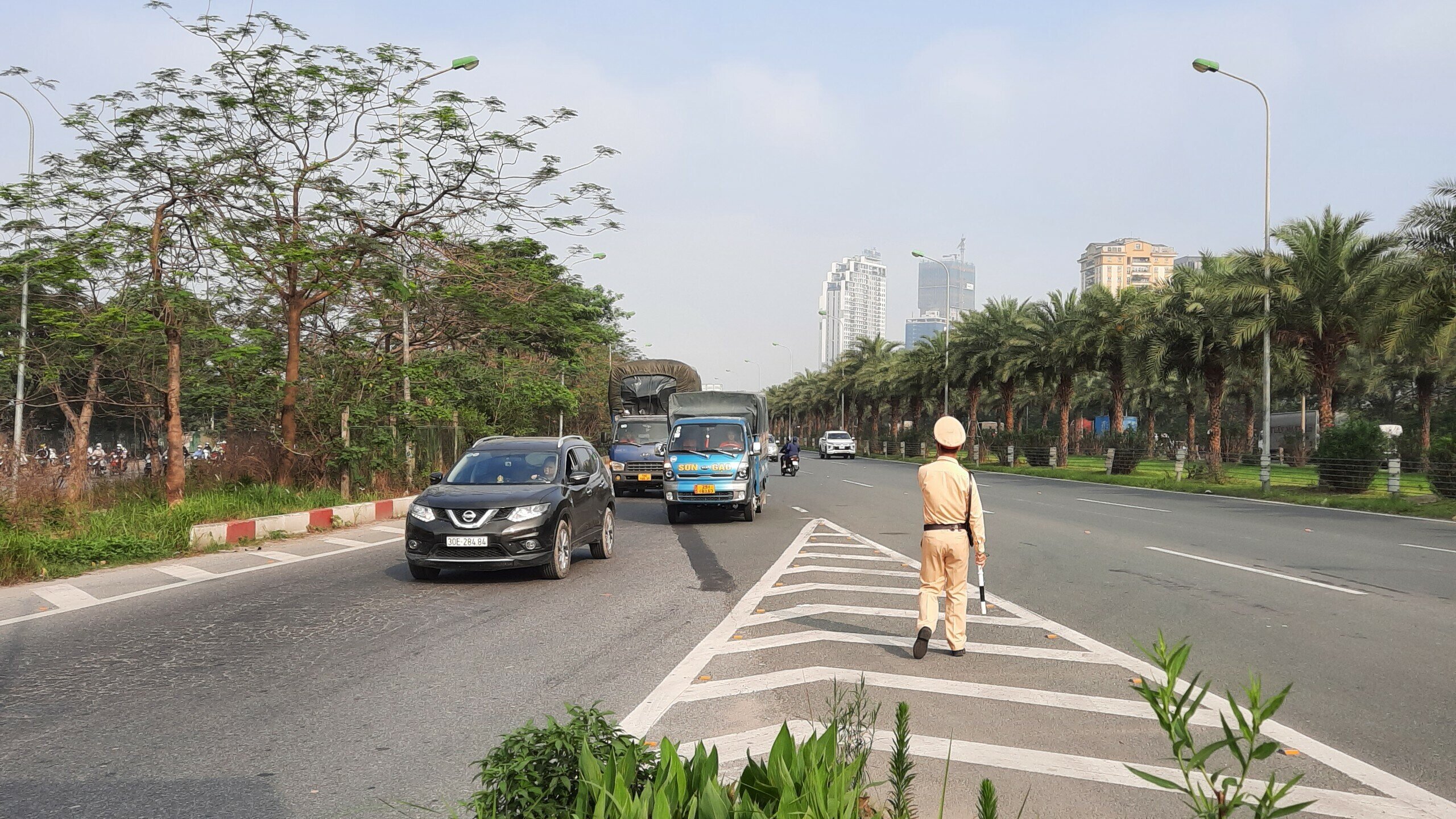 "D&ugrave; c&aacute;c t&agrave;i xế c&oacute; biện minh l&yacute; do n&agrave;o, th&igrave; tất cả h&agrave;nh vi xe m&aacute;y đi v&agrave;o l&agrave;n đường cao tốc đều bị xử l&yacute; nghi&ecirc;m", Đại &uacute;y Đặng Ho&agrave;ng Anh n&oacute;i