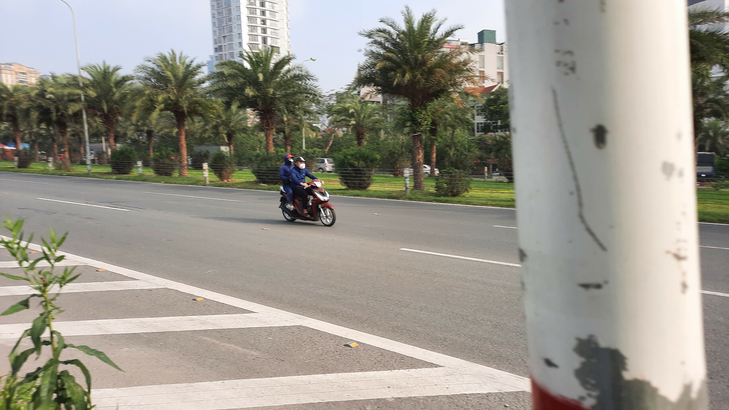 Thời gian qua, nhiều xe m&aacute;y vẫn cố t&igrave;nh đi v&agrave;o l&agrave;n đường cao tốc d&ugrave; Đại lộ Thăng Long đ&atilde; c&oacute; đường gom, từ đ&oacute; g&acirc;y ra nhiều vụ TNGT, trong đ&oacute; c&oacute; nhiều vụ nạn nh&acirc;n đi xe m&aacute;y đ&atilde; tử vong