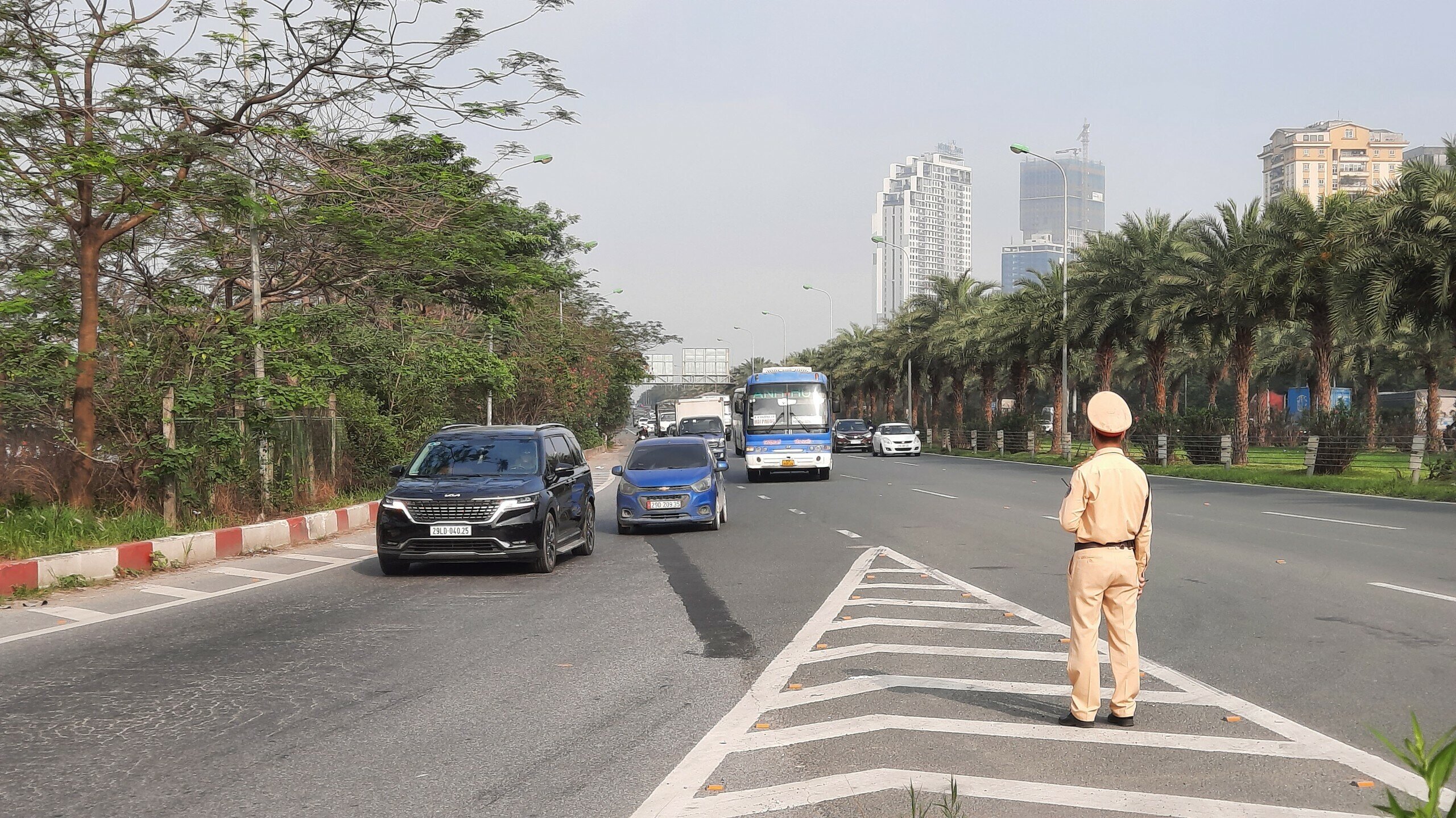 S&aacute;ng nay (6/5), Tổ c&ocirc;ng t&aacute;c của Đội CSGT số 6 (C&ocirc;ng an TP H&agrave; Nội) đ&atilde; lập chốt xử l&yacute; những người điều khiển xe m&aacute;y đi v&agrave;o l&agrave;n cao tốc Đại lộ Thăng Long